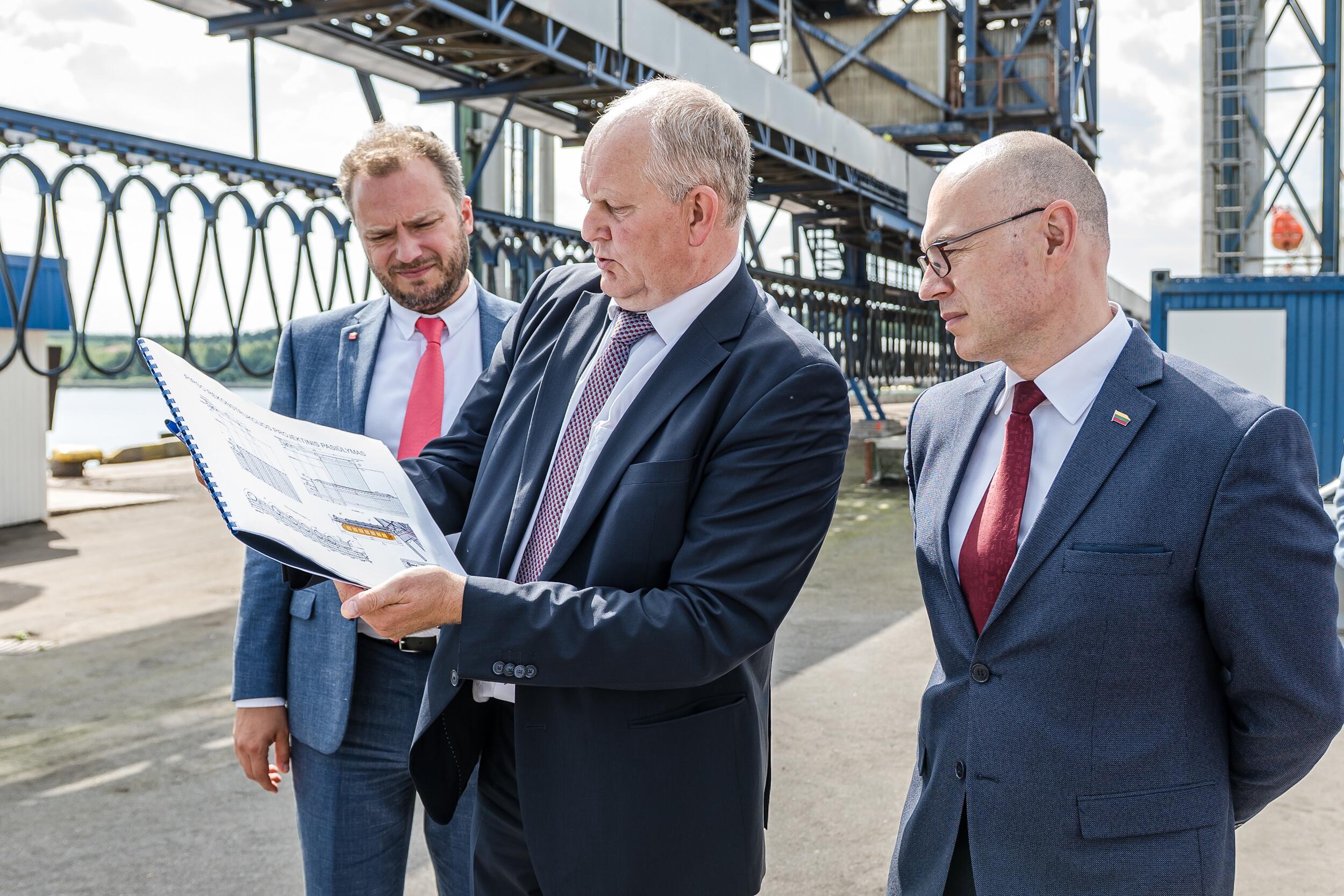 Lietuvos jūrų krovos kompanijų asociacijos prezidentas Laimonas Rimkus (centre) išsamiai pristatė krovos kompanijų aktualijas susisiekimo ministrui Eugenijui Sabučiui (dešinėje) bei uosto klausimus kuruojančiam viceministrui Jurui Taminskui. Pasak L. Rimkaus, tiek uosto krovos kompanijų, tiek apskritai Lietuvos pramonės, žemės ūkio sektoriaus interesas yra Klaipėdos uosto konkurencingumas, uosto paslaugų prieinamumas bei patrauklumas jomis besinaudojantiesiems.