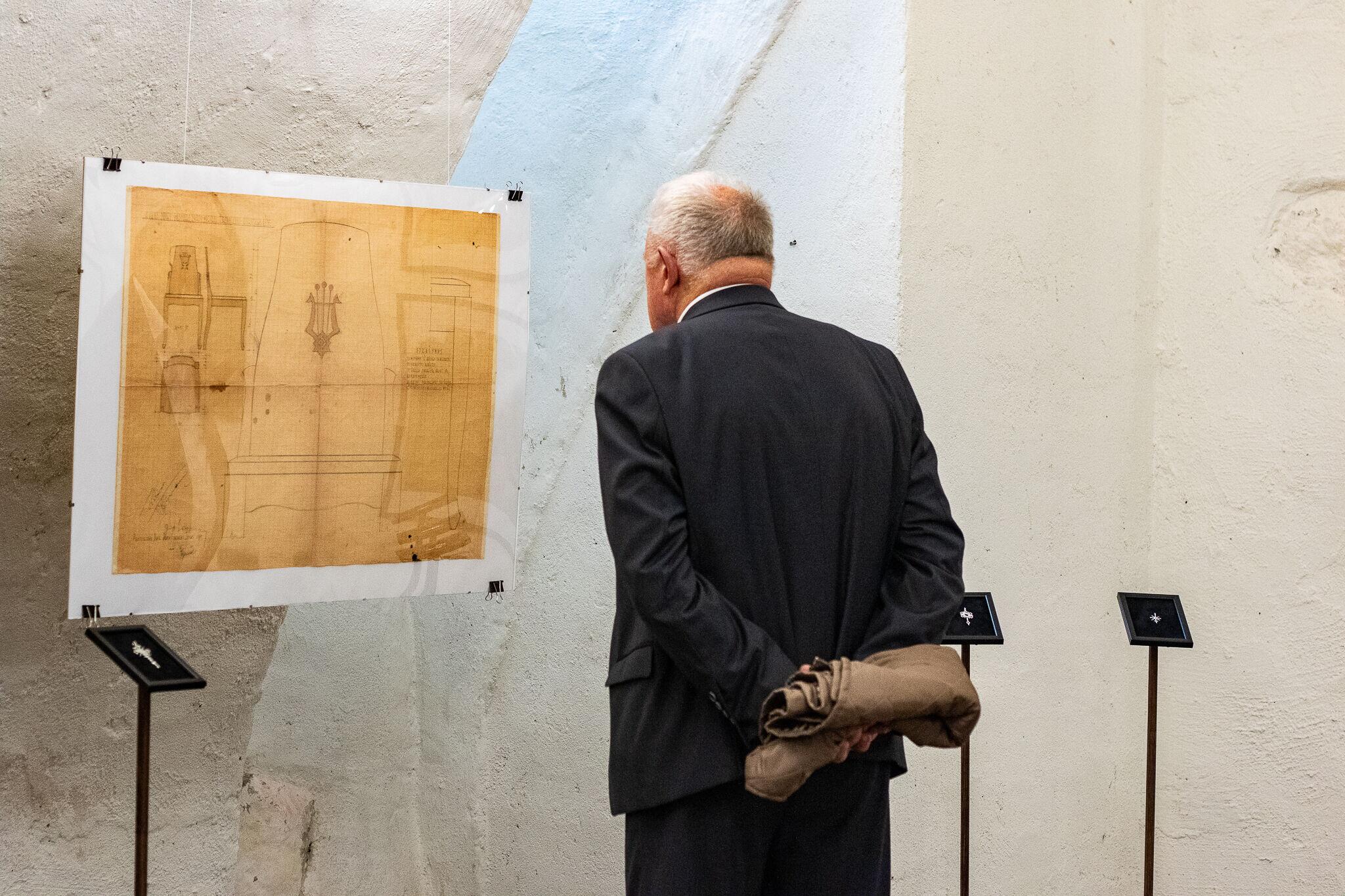 Akstinas: parodoje eksponuojami M. Mikulevičiaus įkvėpimo šaltiniu tapę architekto, dizainerio ir pedagogo J. Virako eskizai.