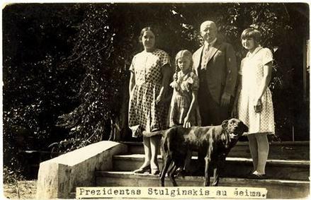 Prezidentas A. Stulginskis su žmona Ona, dukra Aldona ir ūkyje dirbančia giminaite pozuoja  su savo augintiniu prie namų Jokūbave. XX a. 4 deš.