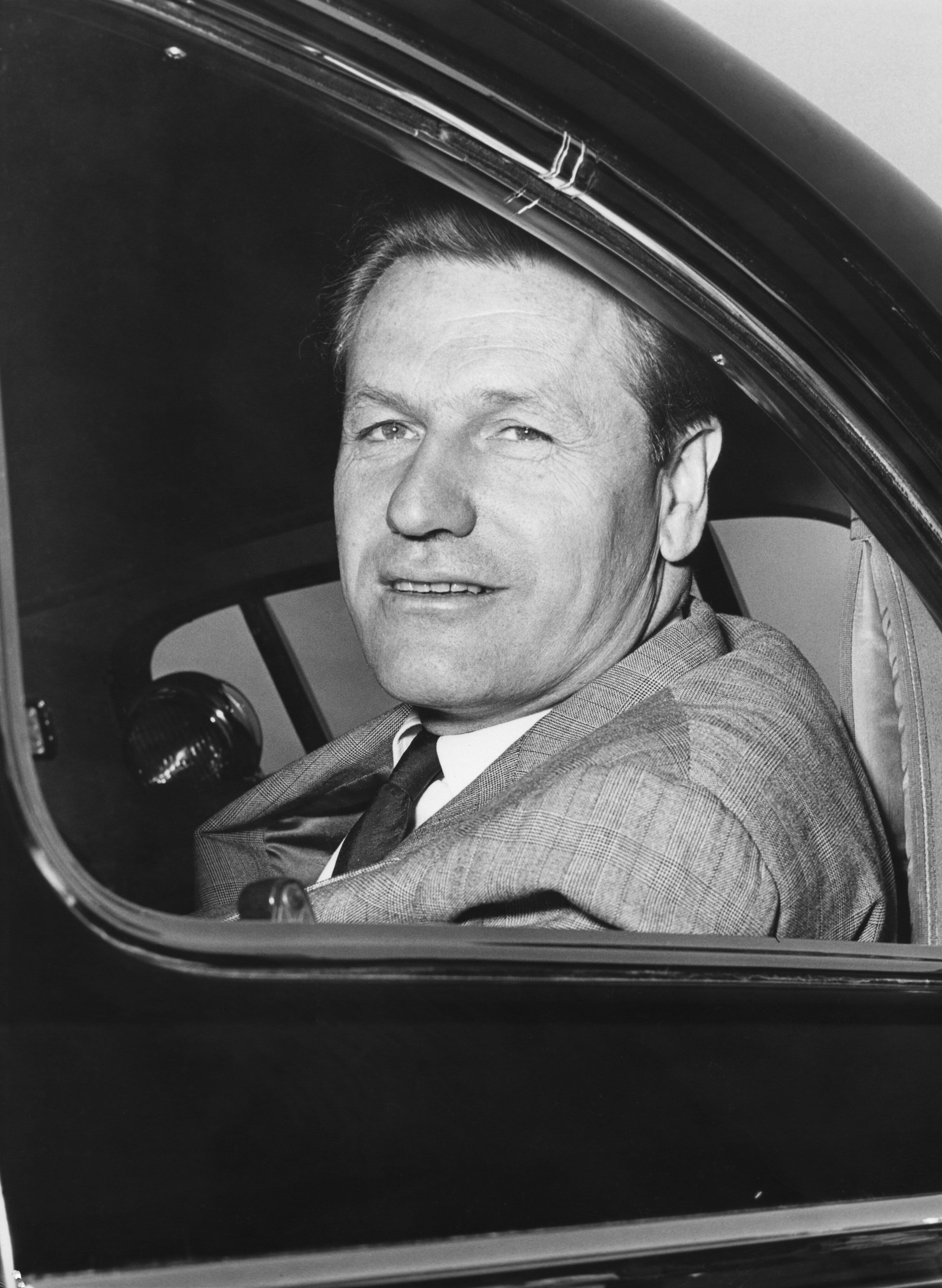 Viešumas: N. A. Rockefelleriui einant JAV viceprezidento pareigas, valdžia paviešino, kad CŽV nuo 1953-ių iki 1973-ių m. vykdė slaptas programas, kurių dėka buvo siekiama atrasti arba ištirti priemones, leidžiančias kontroliuoti žmogaus valią bei protą.