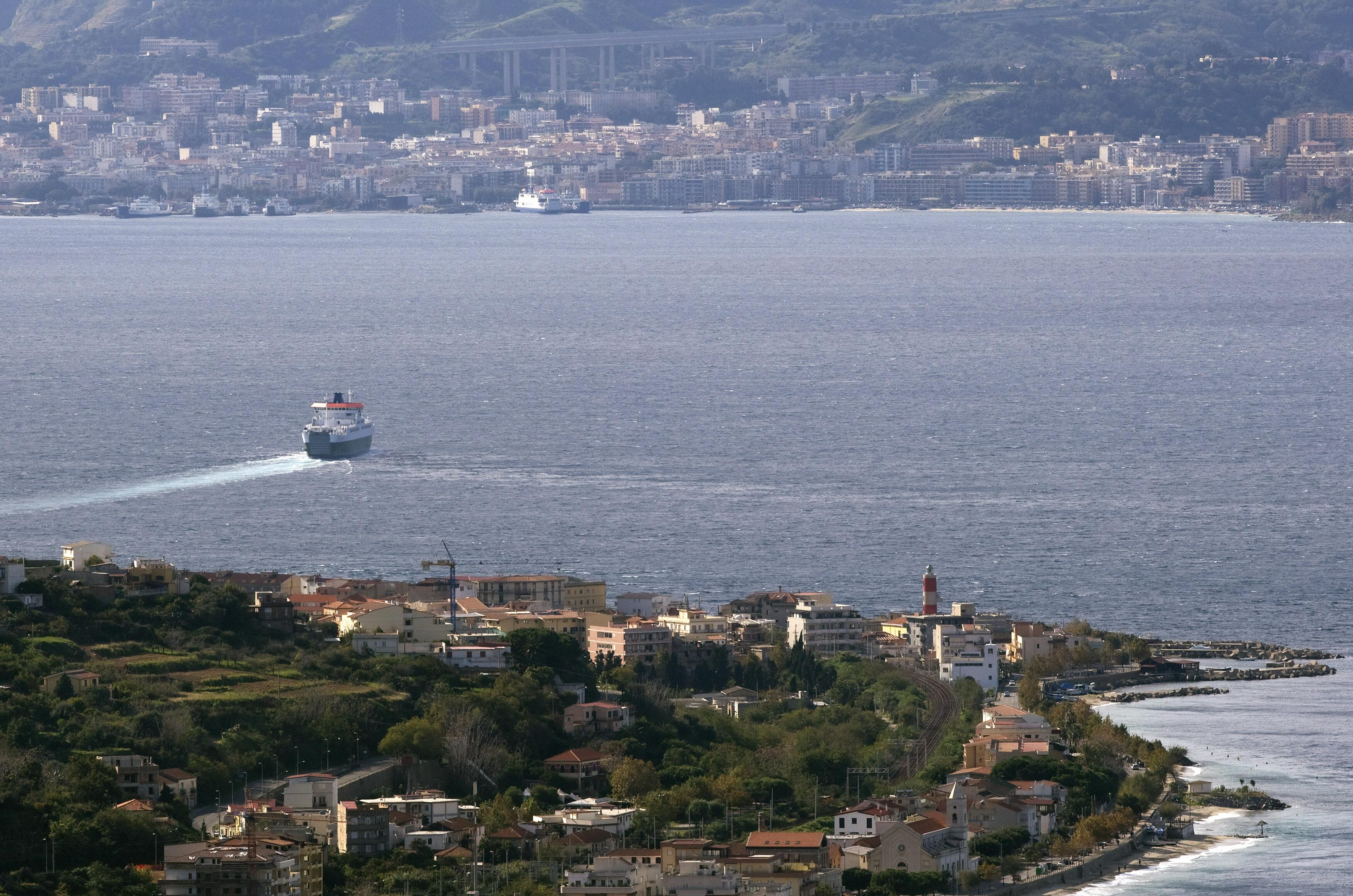 Šuolis: naujasis tiltas sujungtų Faro kyšulį Sicilijoje ir Pezo kyšulį žemyninėje Italijoje.