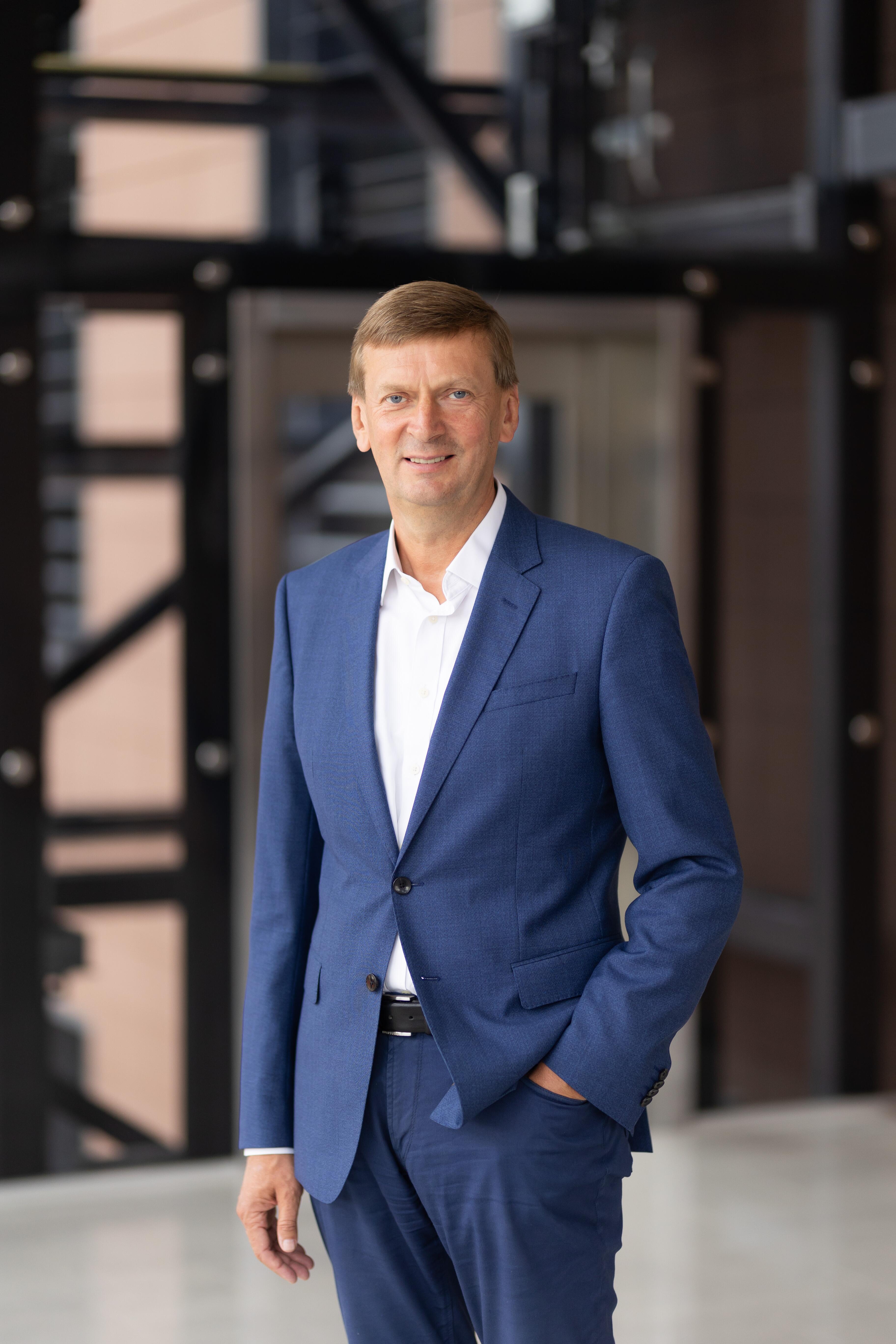 D. Dundulis, 160 parduotuvių Lietuvoje turinčios bendrovės „Norfos mažmena“ valdybos pirmininkas ir gamybos bei logistikos bendrovės „Rivona“ generalinis direktorius.