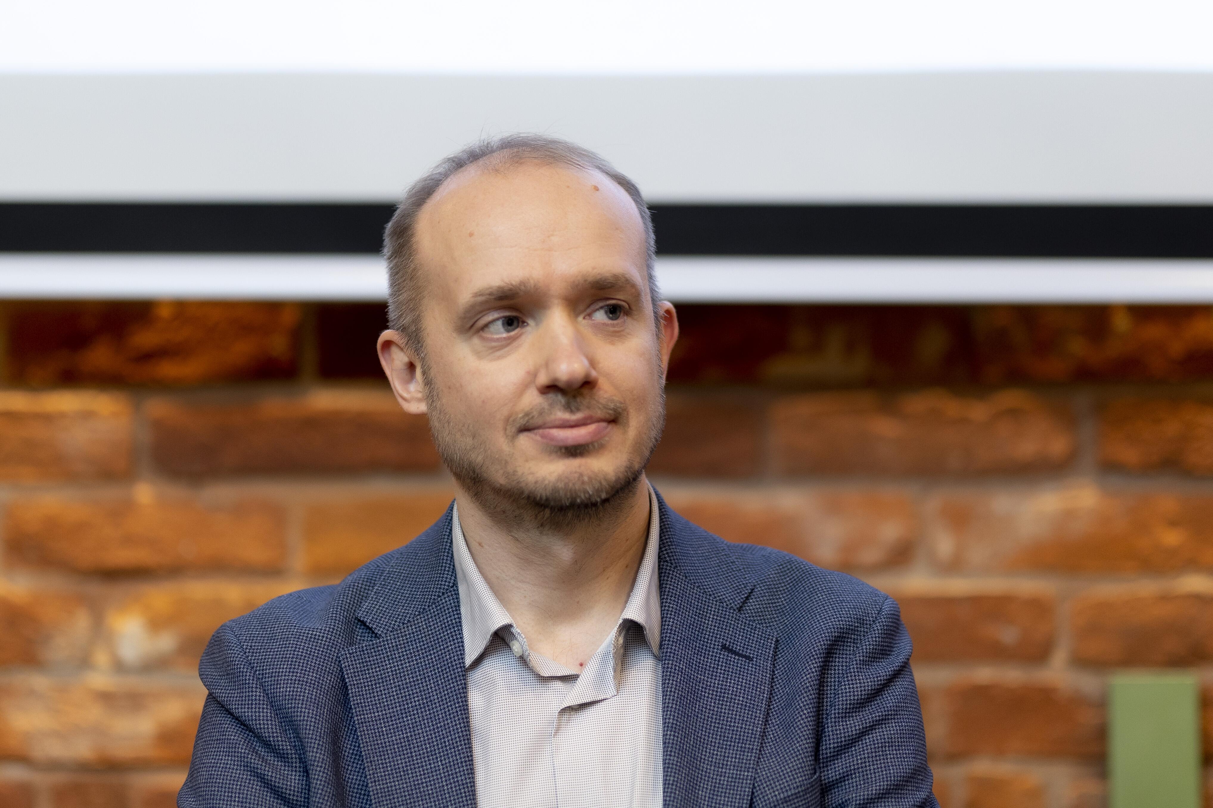 Pusiausvyra: L. Gudžinskas atkreipia dėmesį, kad I. Ruginienei suteikiamas premjero postas, tačiau nieko nekalbama apie partijos pirmininko pareigybę. Taip bus tam tikras subalansuotumas.