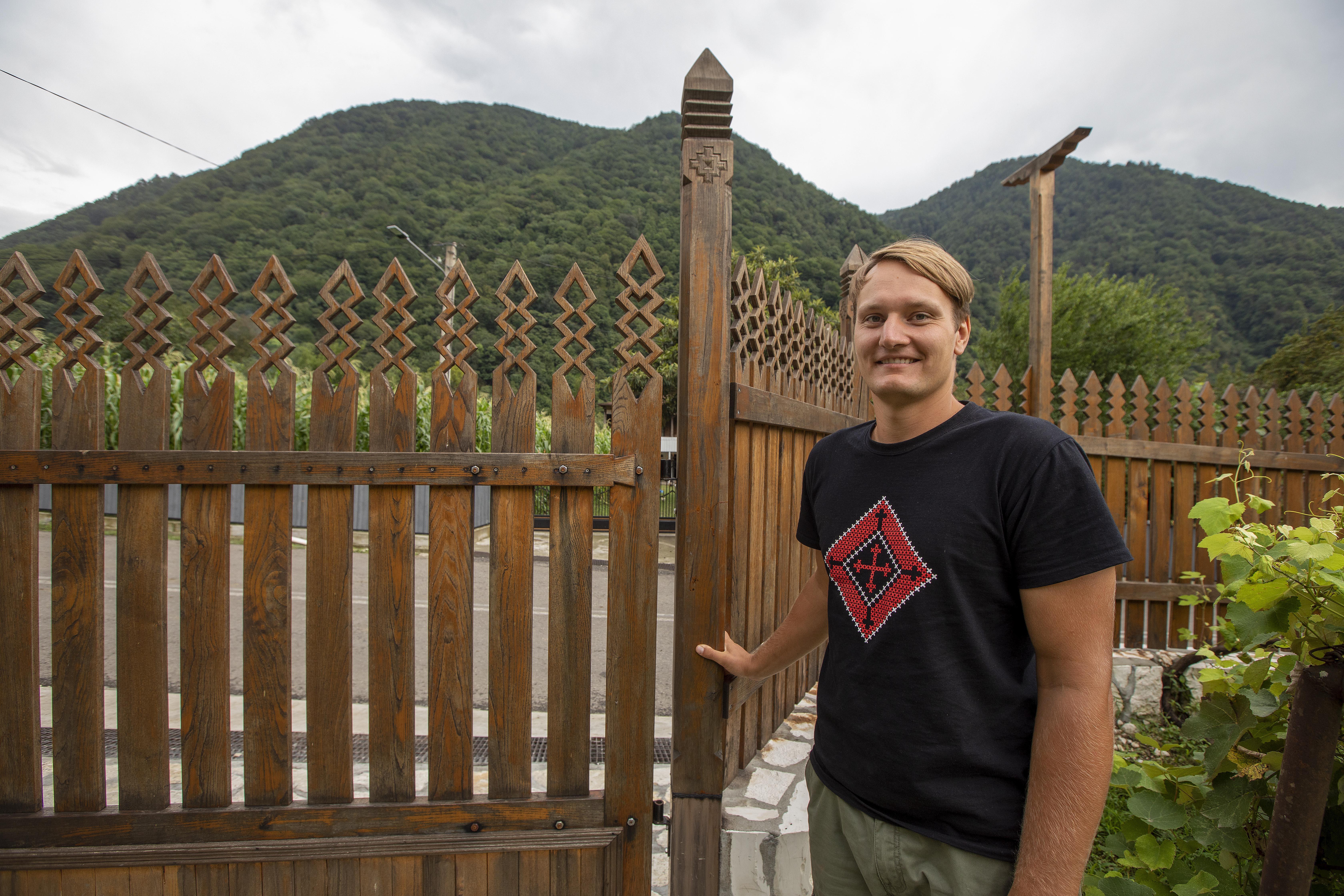 Meistrystė: kalnų namelyje viskas įrengta Džiugo rankomis – pradedant terasa, baigiant padėklais vaišėms.