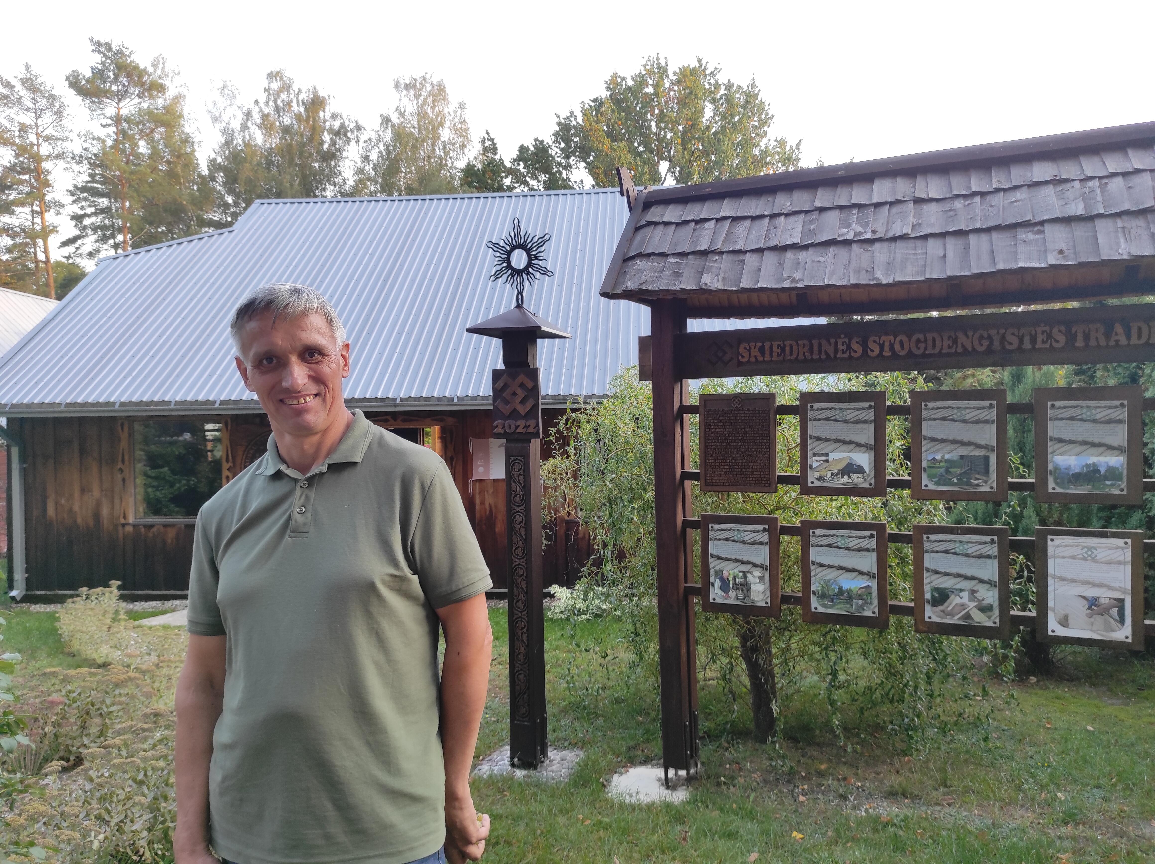 Ypatingas: skiedrų stogas – gyvas, pralaidus orui, draugiškas žmogui ir gamtai. Vasarą jis vėsina būstą, o žiemą suteikia jam šilumos.