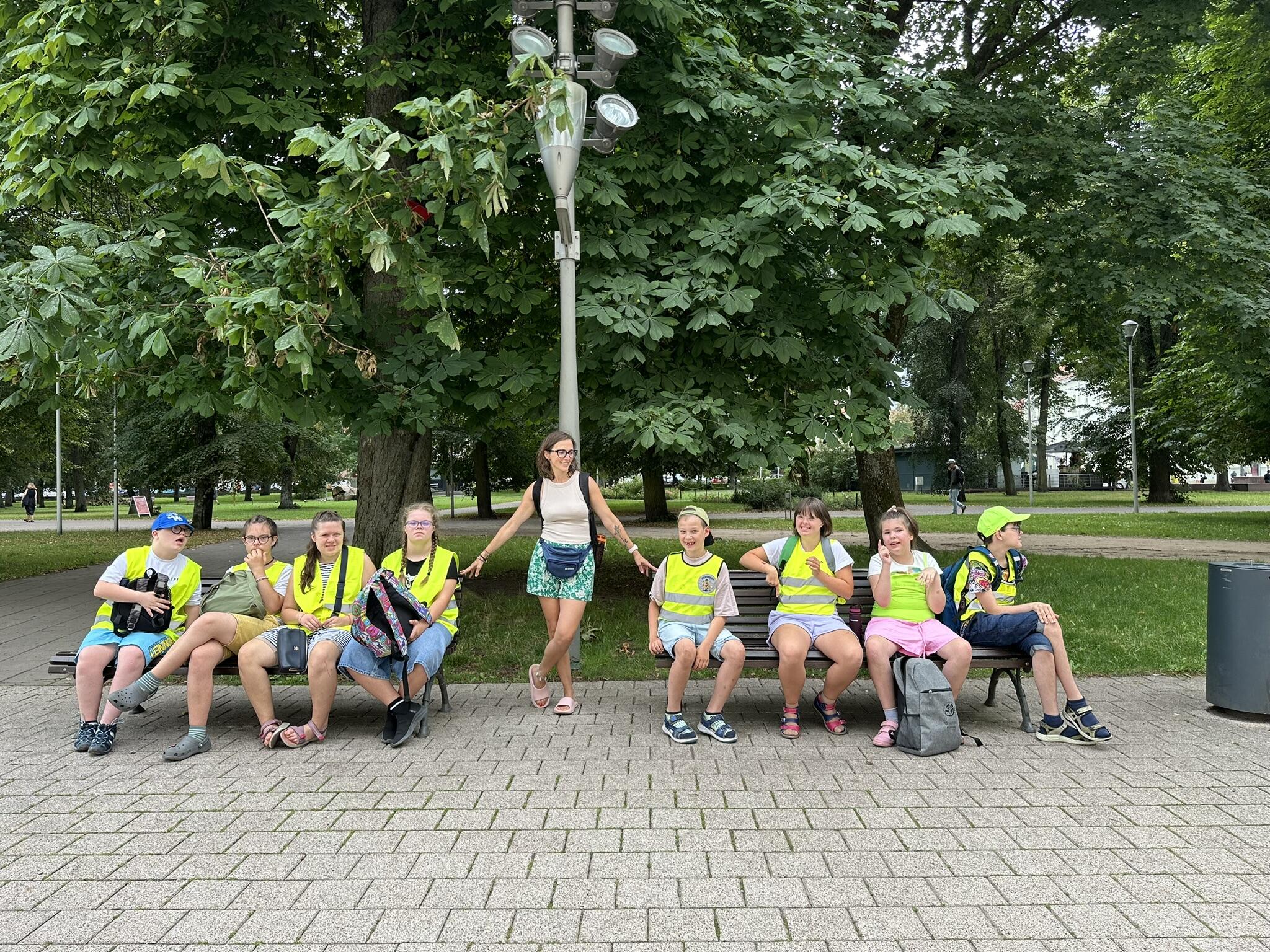 Pagalba: Ritos organizuojamos vasaros stovyklos ir ekskursijos vaikams suteikia dar daugiau progų kurti draugystes. 