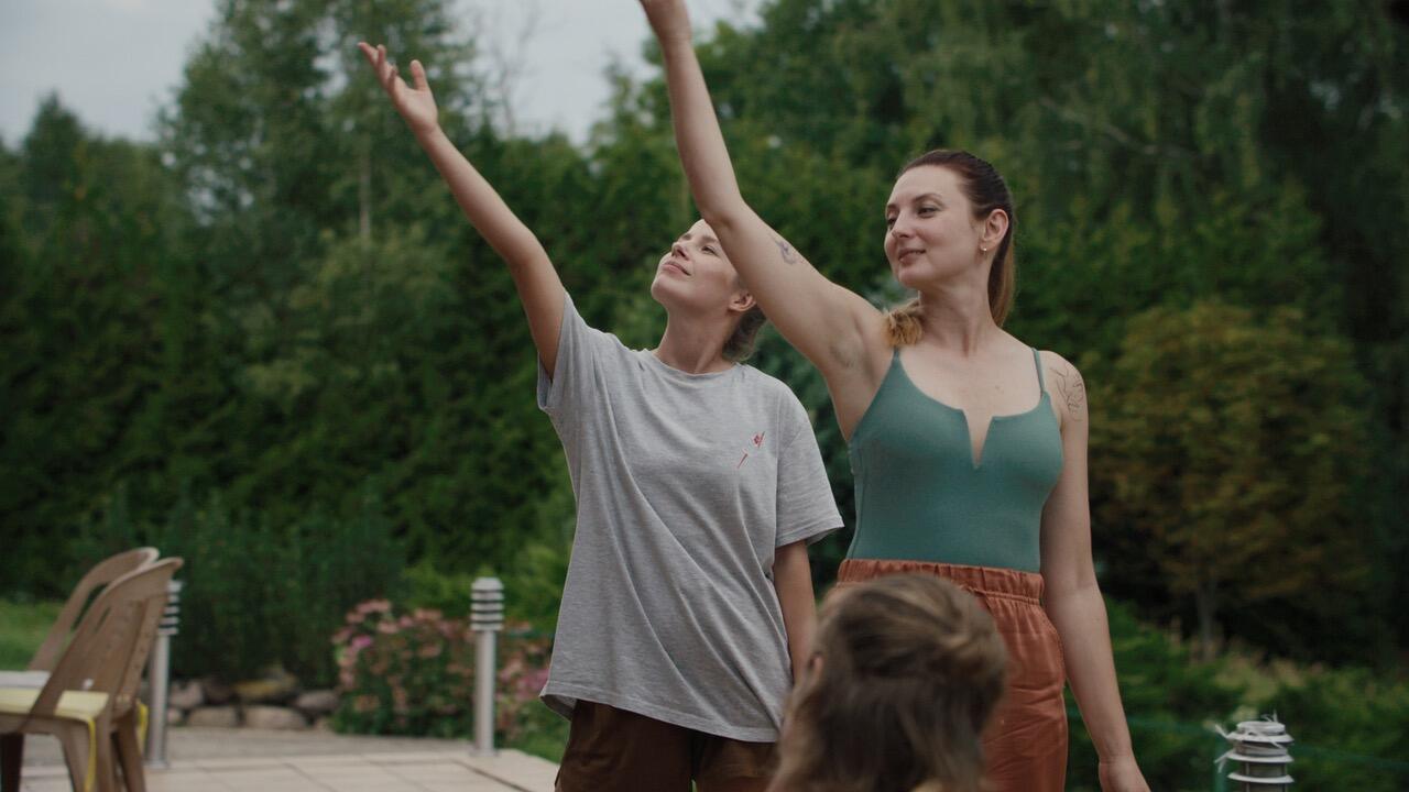 Kadras iš filmo „Sesės“