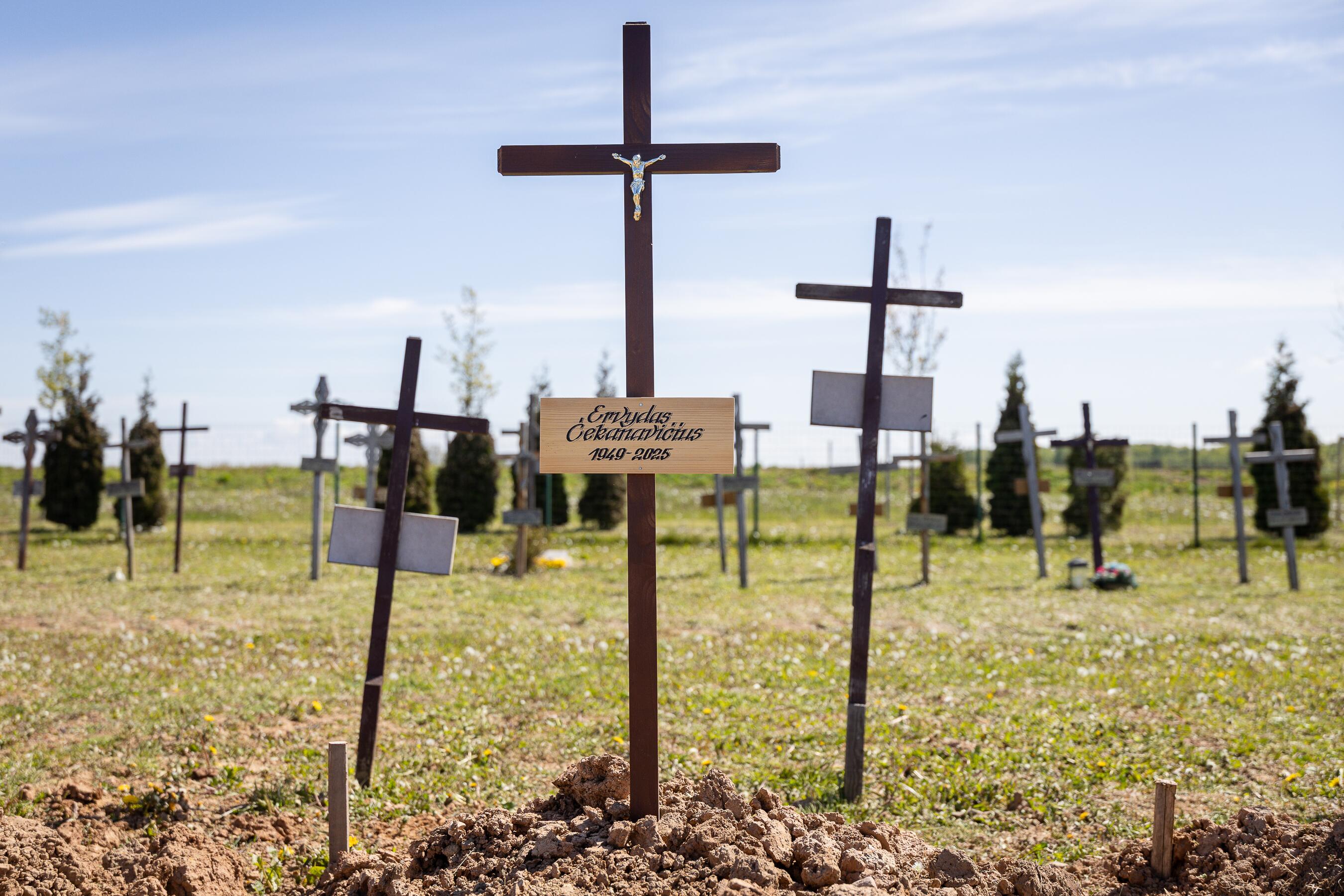 Vieta: E. Čekanavičius palaidotas Kauno rajone, Rokų seniūnijos teritorijoje esančiose Vainatrakio kapinėse.