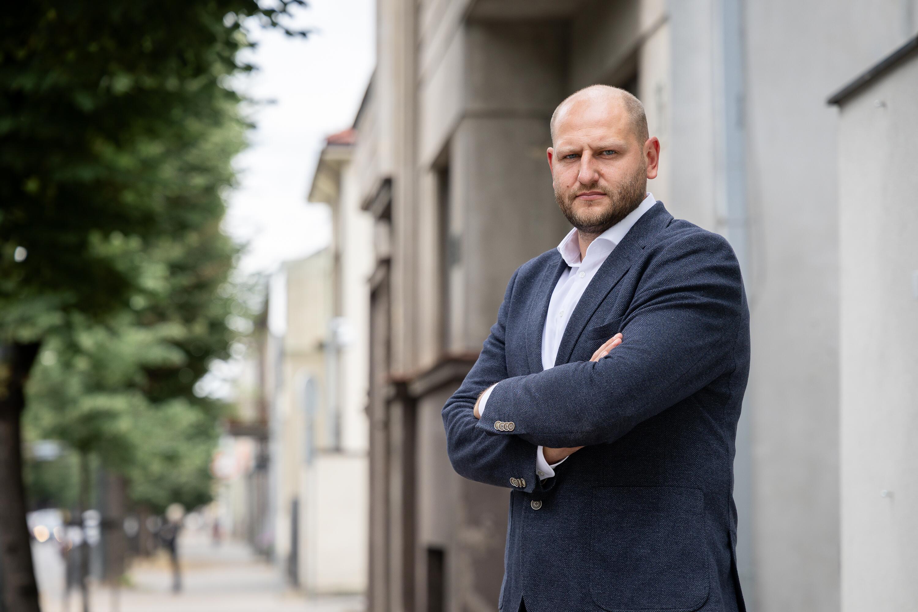 Pagalba: nuo stipraus smūgio į veidą nukentėjęs E. Kriūnas už vertingą informaciją žada piniginį atlygį.