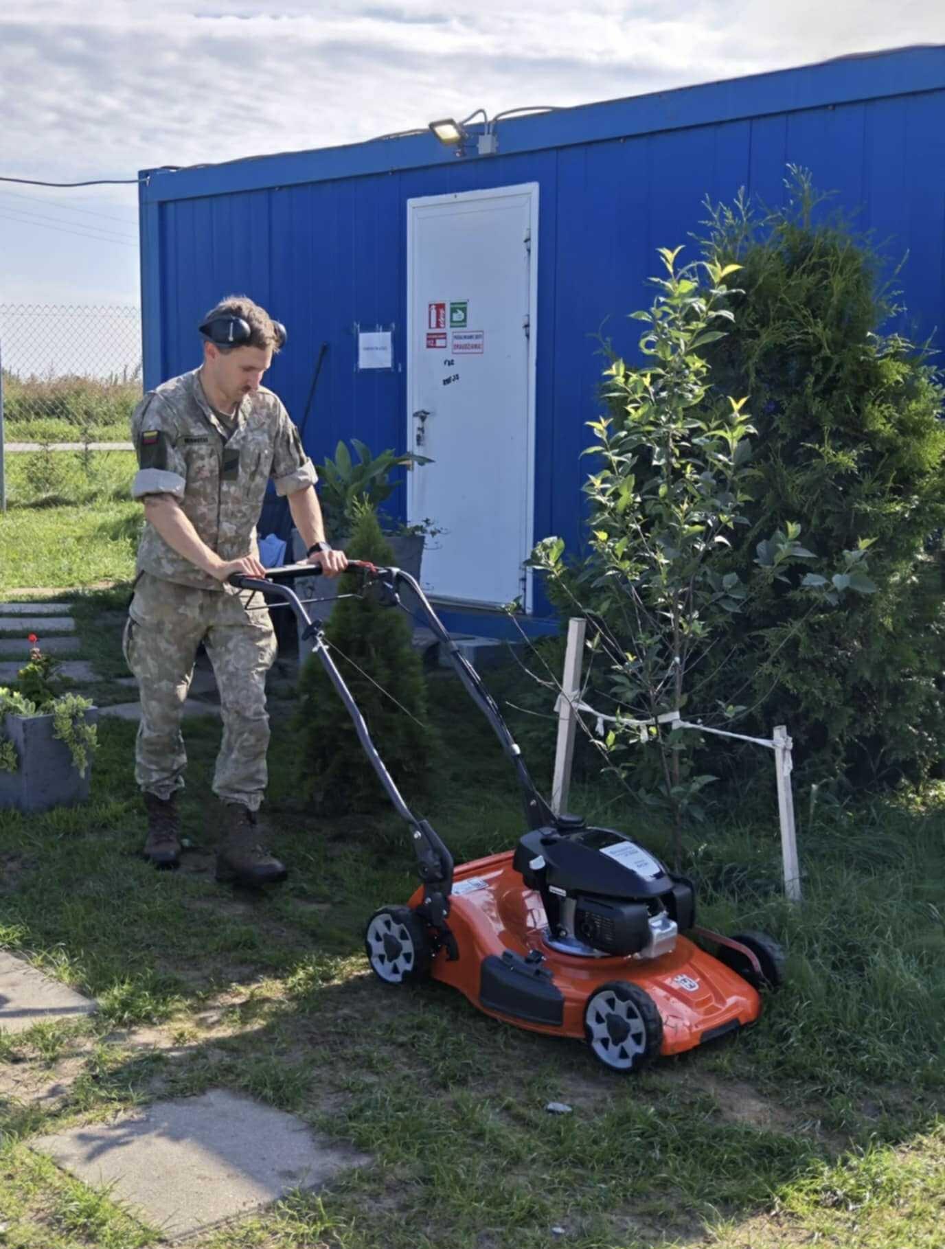 Darbai: kariai ne tik atvežė reikalingo ėdesio, skirto keturkojams, bet ir pjovė žolę.