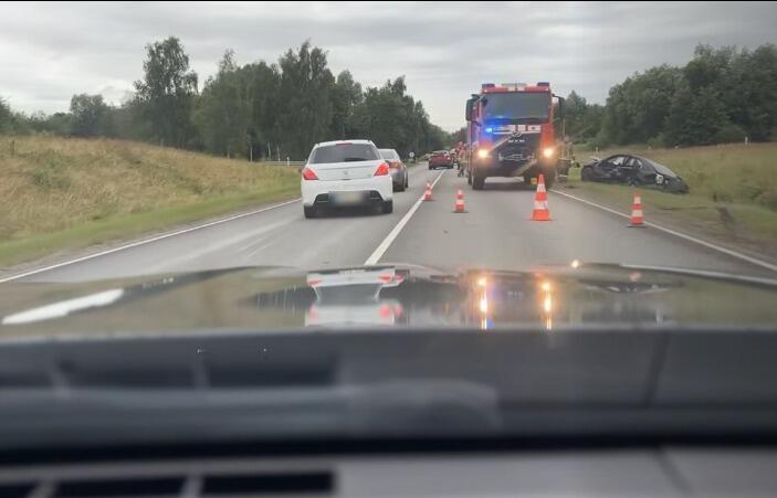 Tragedija: BMW automobilio vairuotojas užsimušė, kai sumanė lenkti ta pačia kryptimi važiavusią mašiną.
