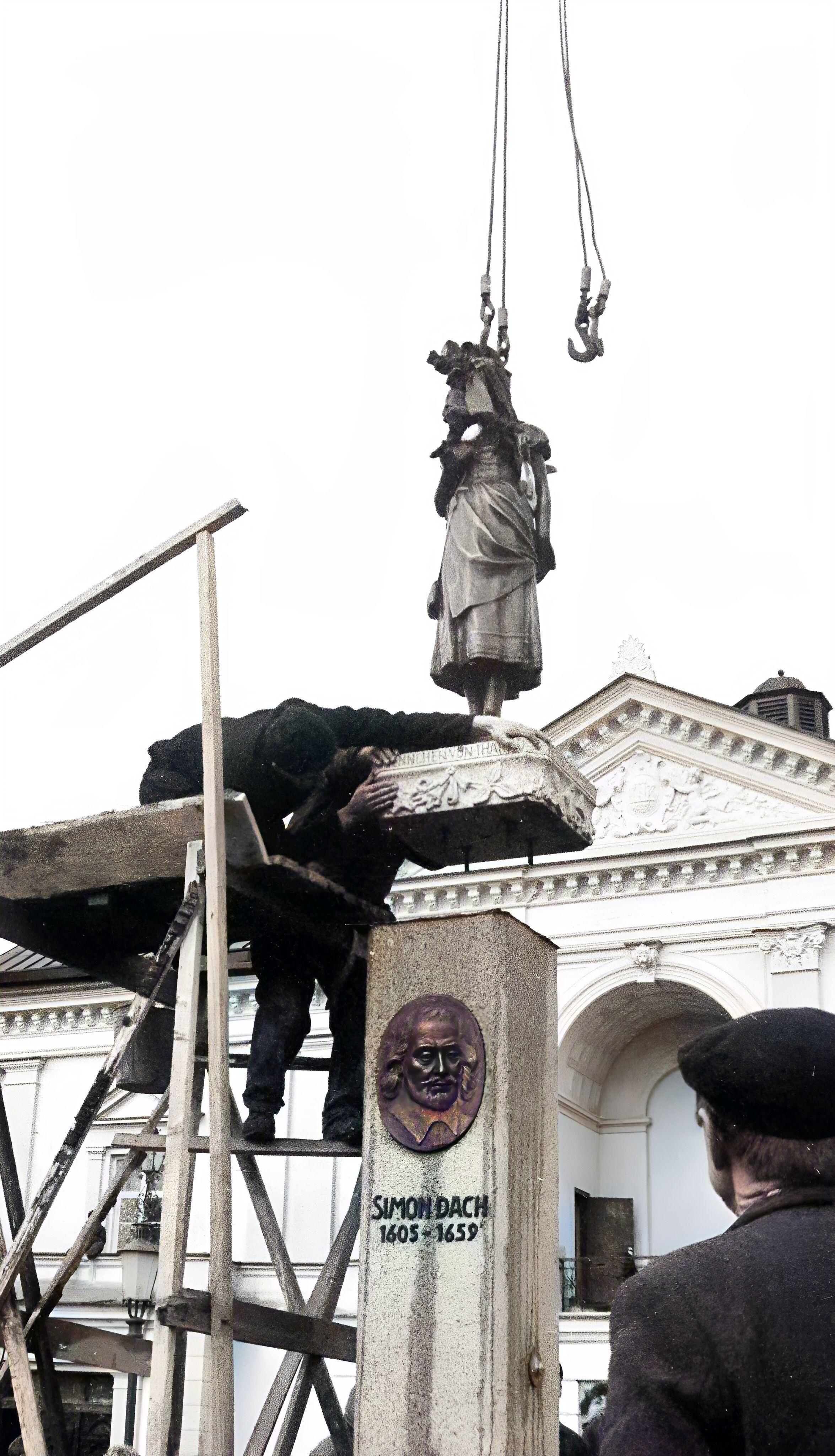 Istorija: Taravos Anikės sugrįžimo į Teatro aikštę bei iškilmingo paminklo atidengimo momentai 1989 m. lapkričio 18-ąją.