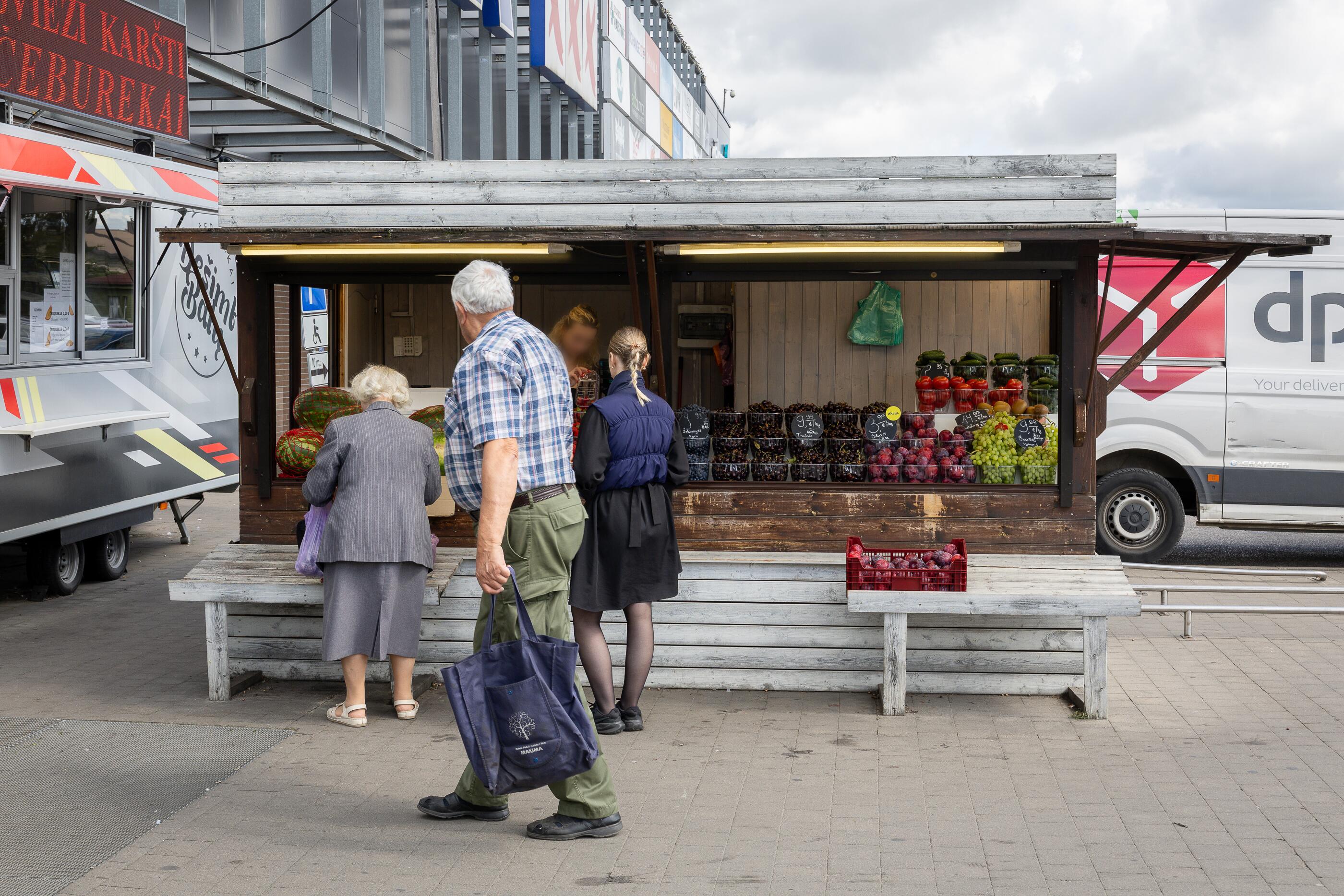 Verlas: pasak buvusios darbuotojos, „400 g“ parduotuvėse neparduotos uogos atkeliauja į prekybos vietas, įsikūrusias prie didžiųjų prekybos centrų.