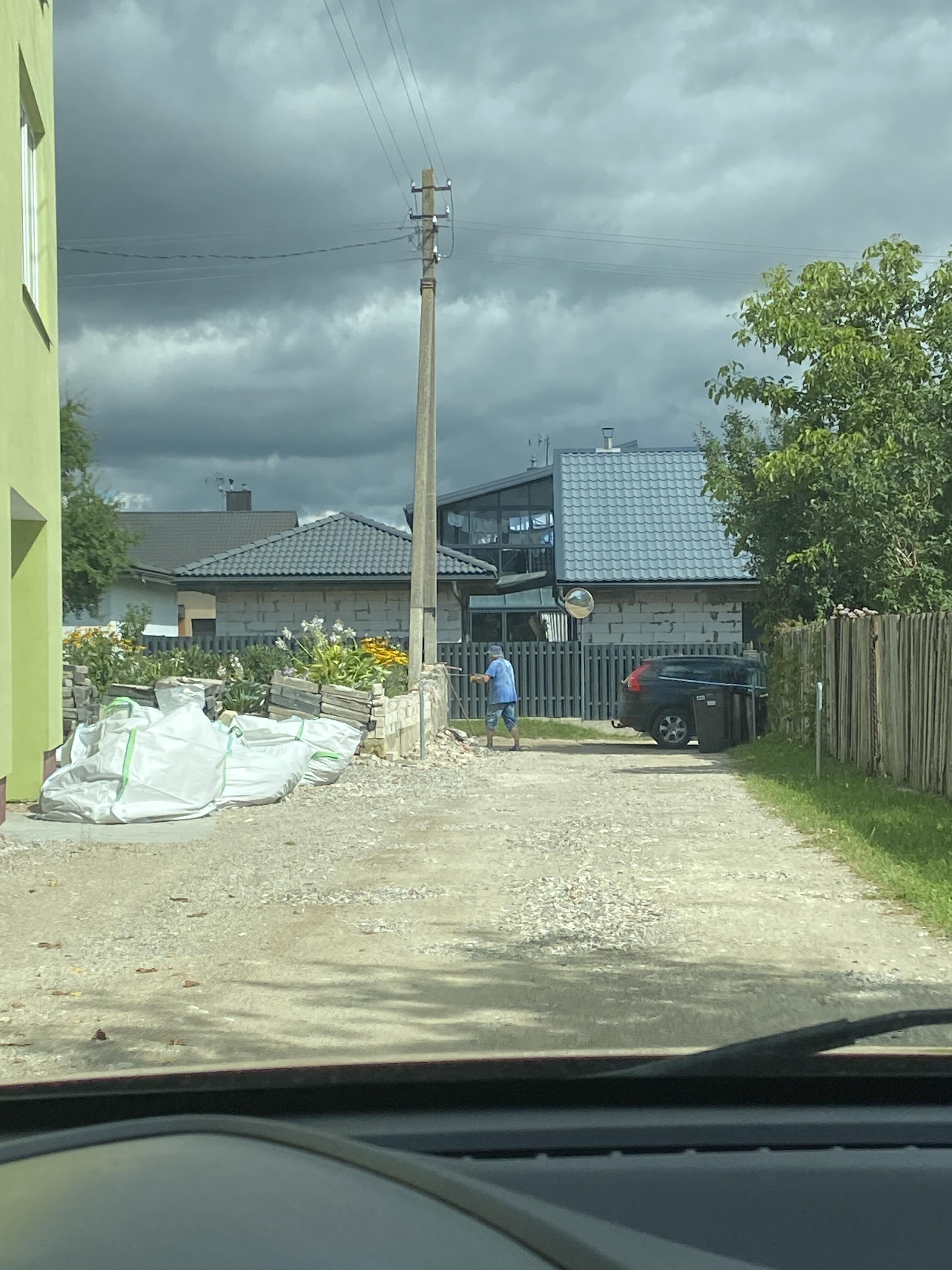 Netikėtumas: daugybę metų ant valstybinės žemės stūksojusi nelegali tvora pagaliau imta griauti paties jos savininko pastangomis.