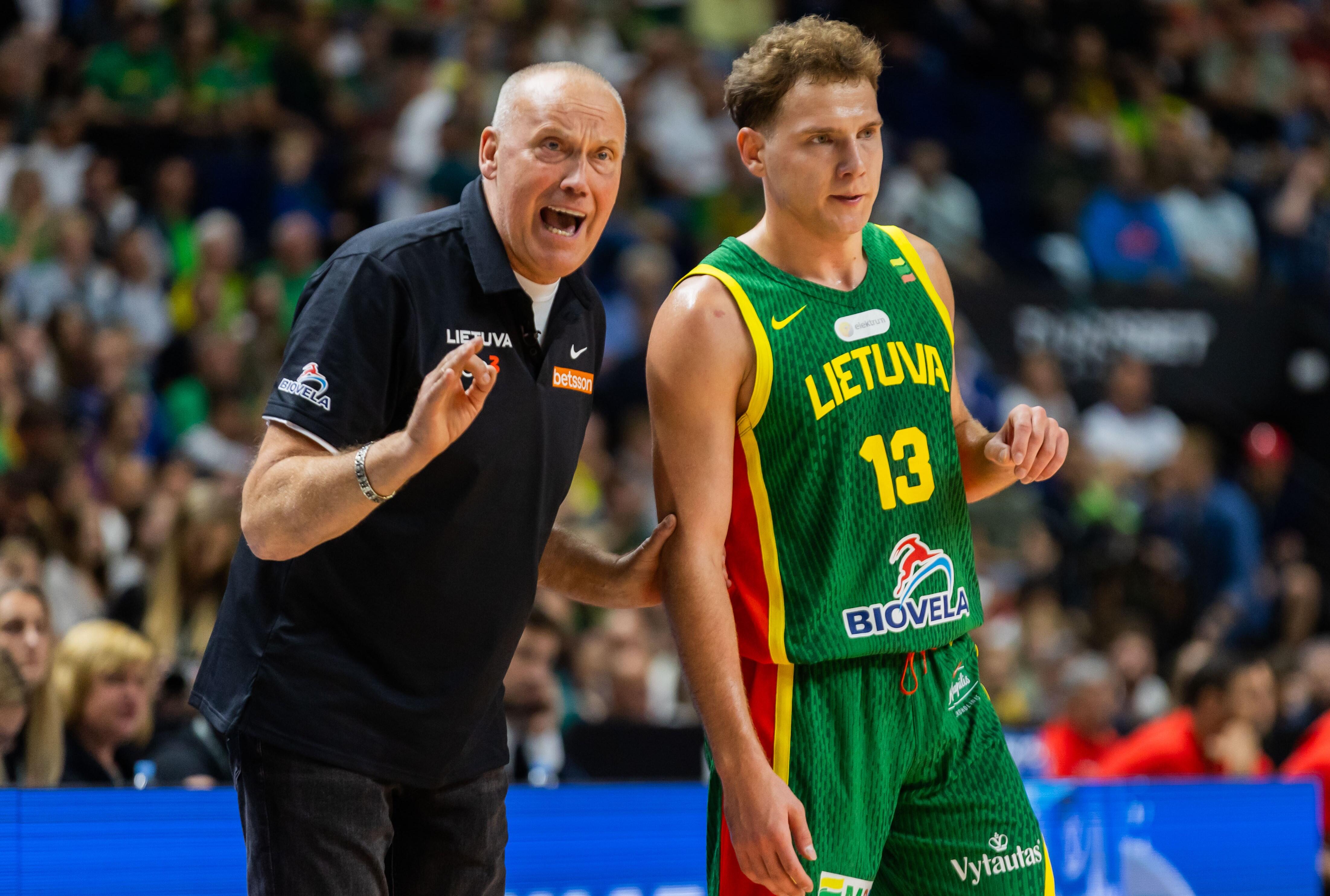 Situacija: R. Kurtinaitis pripažino, kad suklydo nurodęs būtent R. Jokubaičiui išmesti kamuolį iš už šoninės linijos – iš tikrųjų Rokas turėjo būti aikštėje.