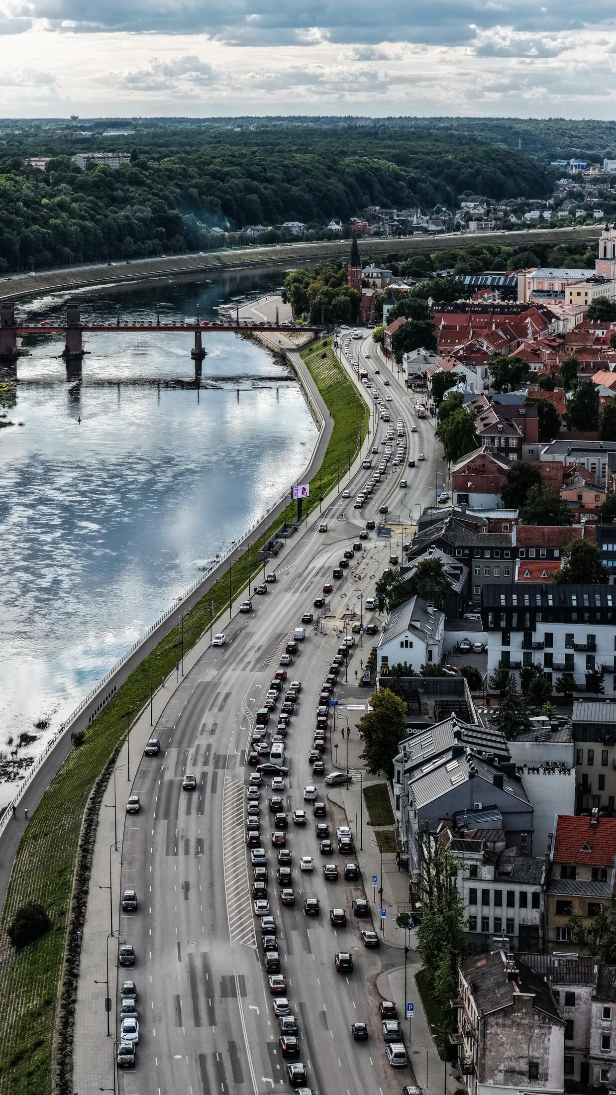 Spūstis: Karaliaus Mindaugo prospekte eismą sunkina dar neužbaigti kelio remonto darbai.