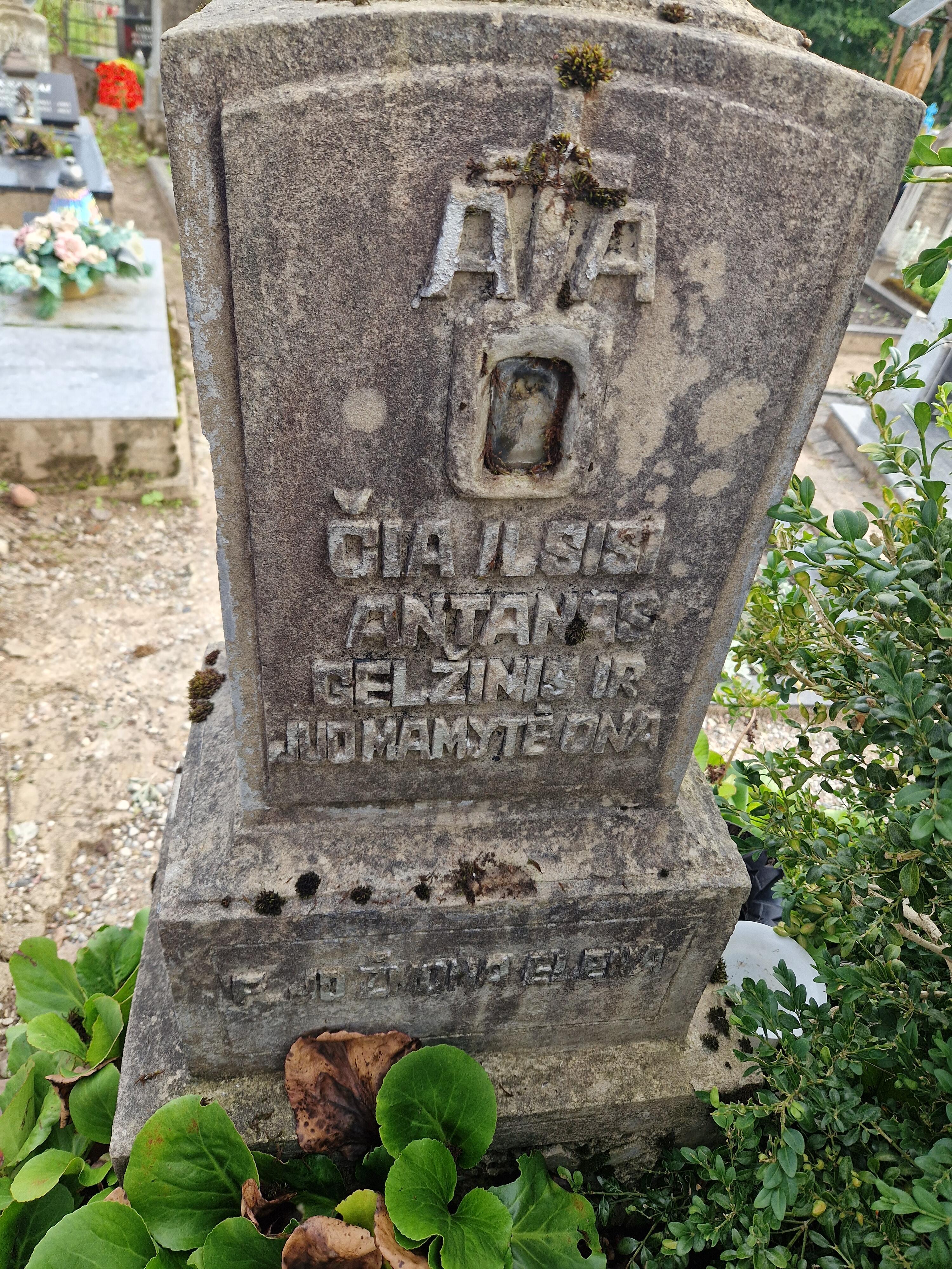 Įamžino: A. Gelžinio žmona Elena pasirūpino pastatyti sutuoktiniui ir jo mamai antkapinį paminklą.