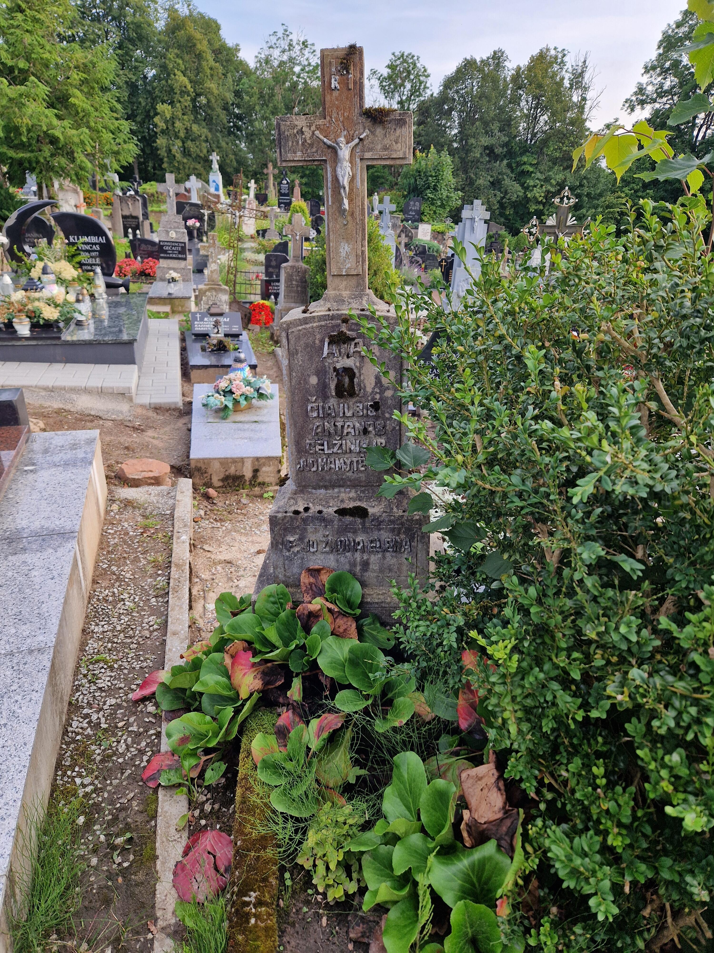 Įamžino: A. Gelžinio žmona Elena pasirūpino pastatyti sutuoktiniui ir jo mamai antkapinį paminklą.