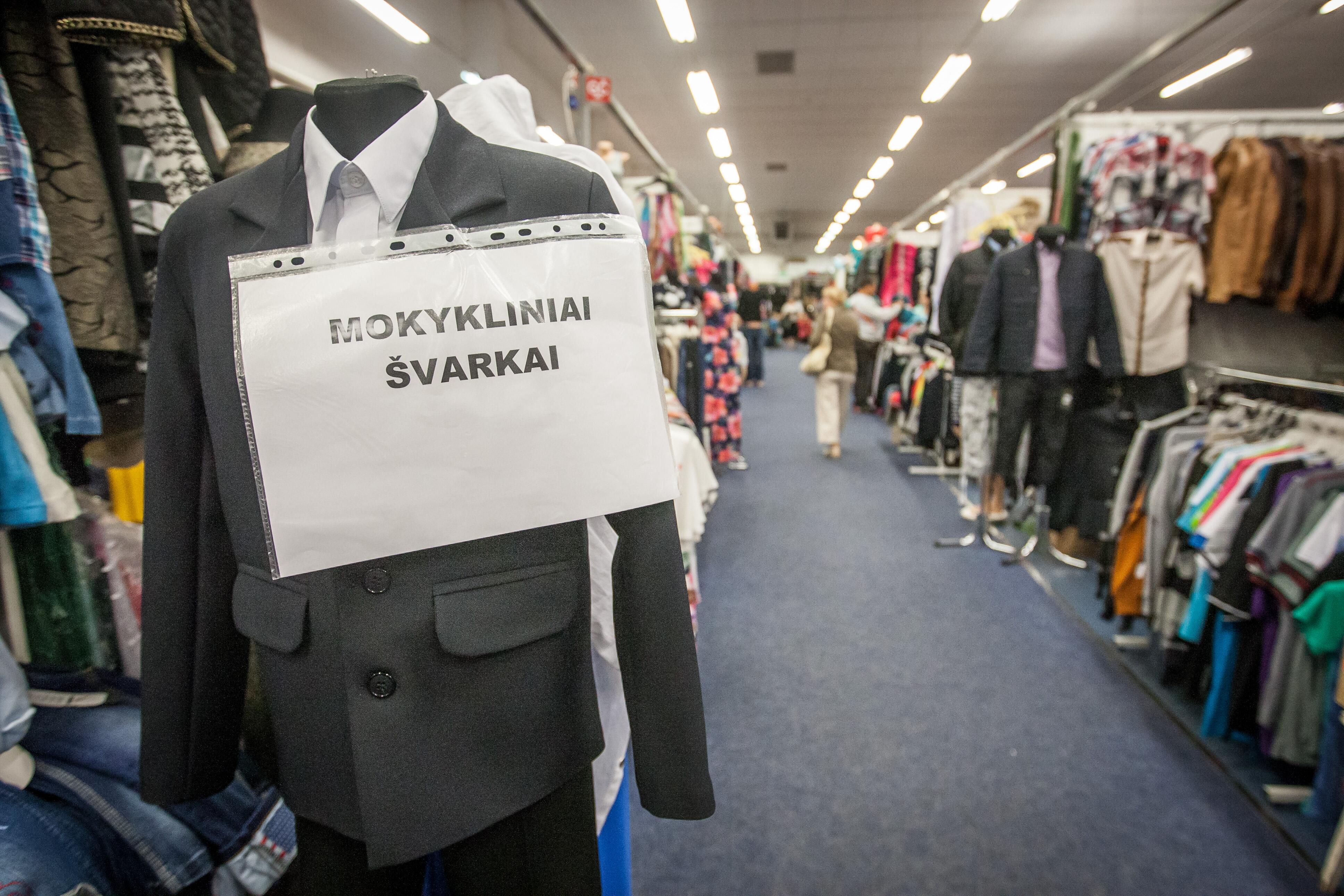 Išradingumas: norėdami sutaupyti uniformoms, tėvai ieško įvairių alternatyvų.
