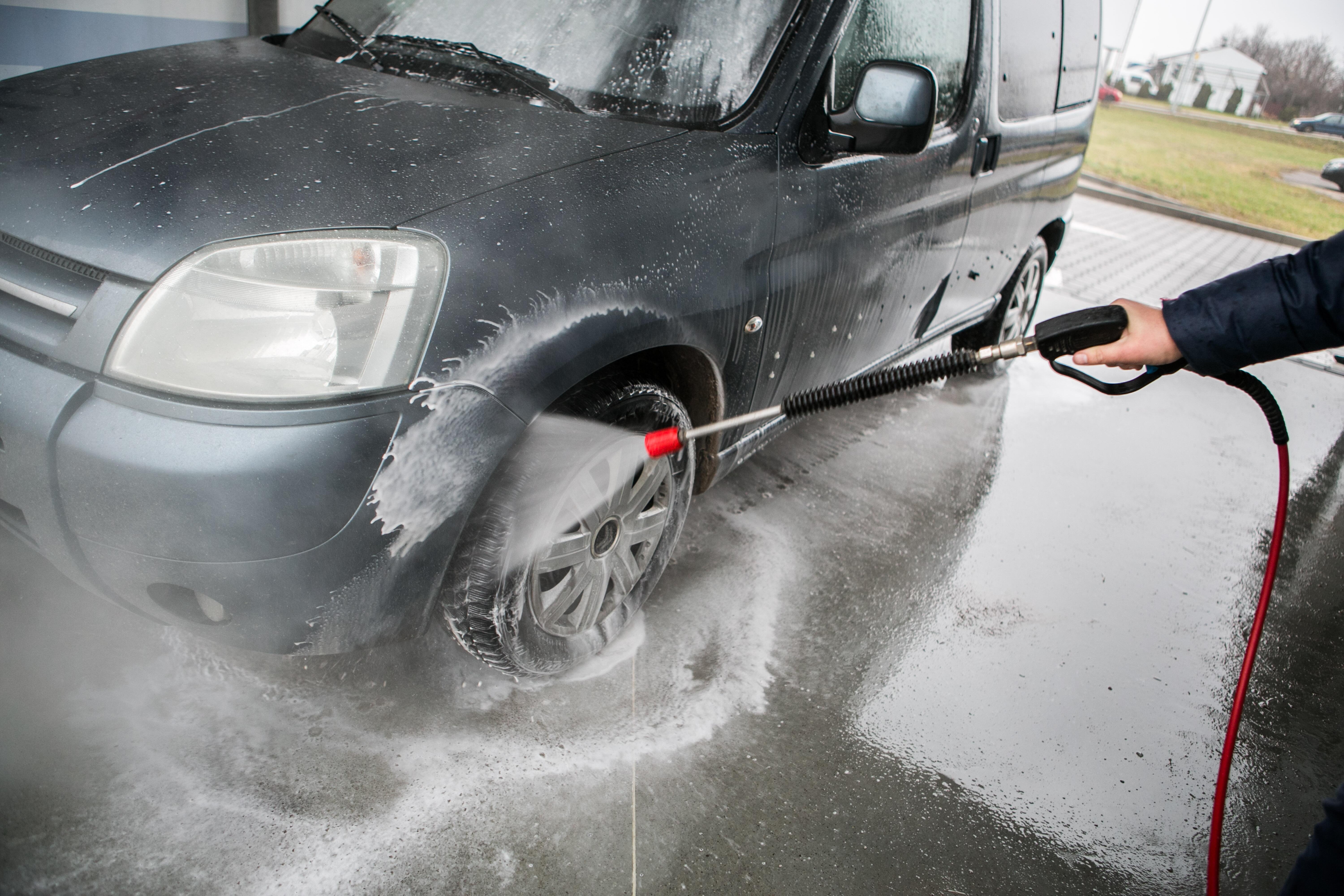 Kvailystė: kai kurie vairuotojai labai rizikuoja plaudami automobilį įkrovimo metu.
