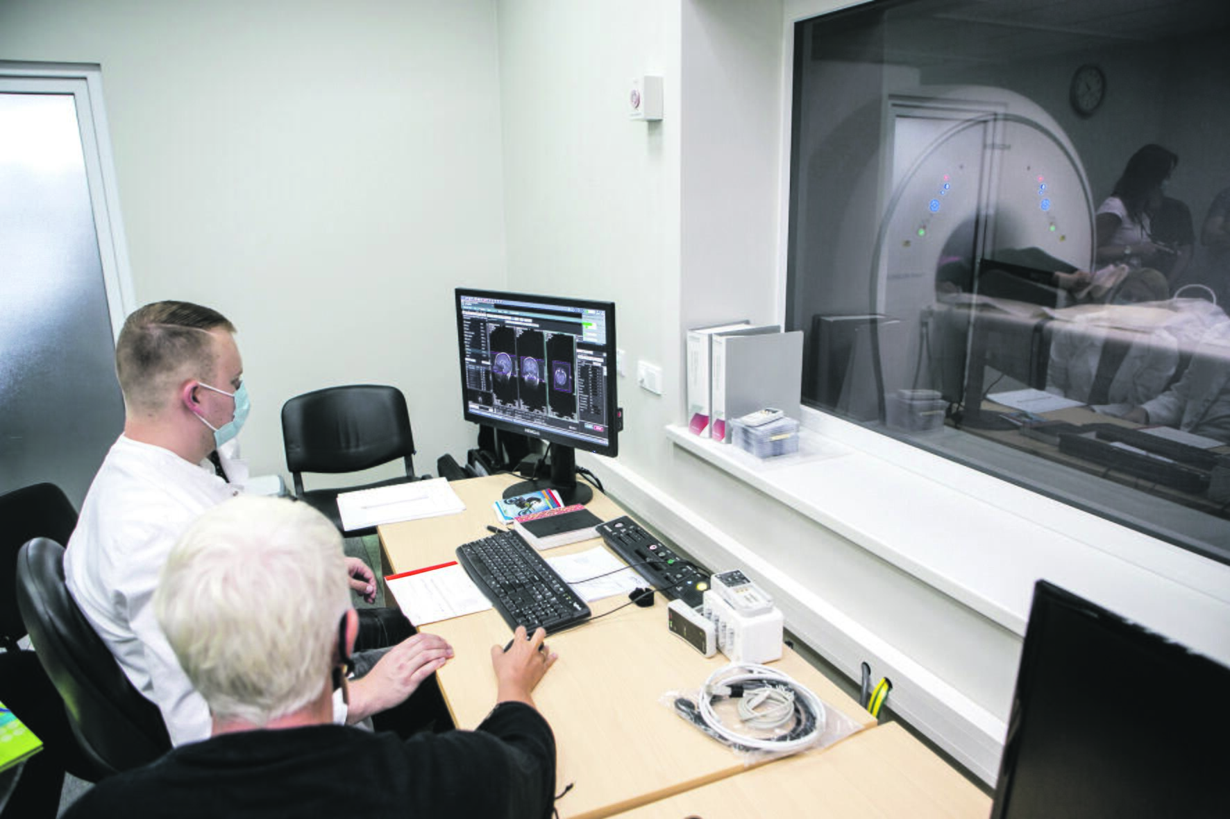 Alternatyva: MRT tyrimas nekenksmingas, leidžia matyti audinius įvairiais kampais, teikia aukščiausios raiškos diagnostinius vaizdus, leidžiančius aptikti nedidelius pakitimus  ligos pradžioje.