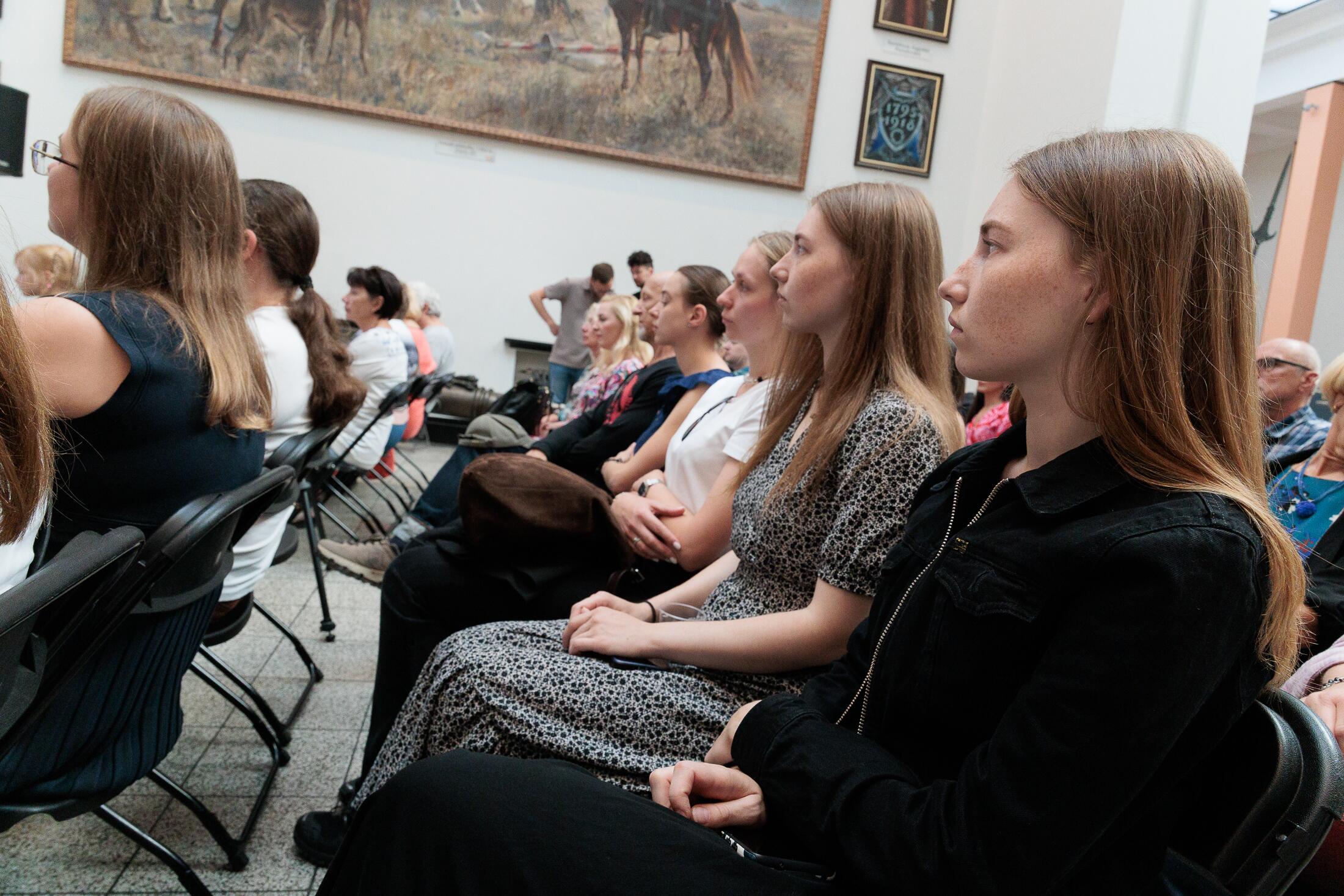 Auditorija: į susitikimą „Moterys karo audrose“ susirinko skirtingų profesijų viešnios.