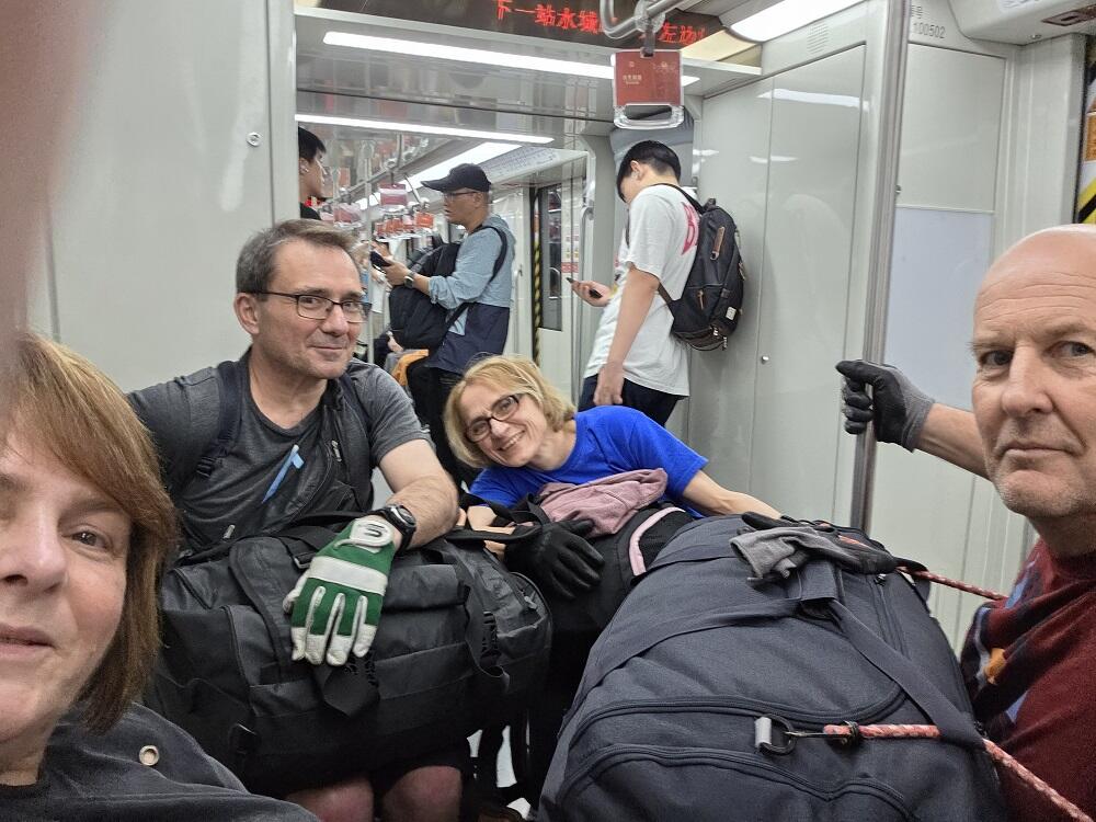 Pirmyn: taip atrodo ketveriukės keliavimas metro traukiniais – didžiulės kuprinės pūpso ant kelių, tačiau svarbiausia, kad važiuoja visi drauge.