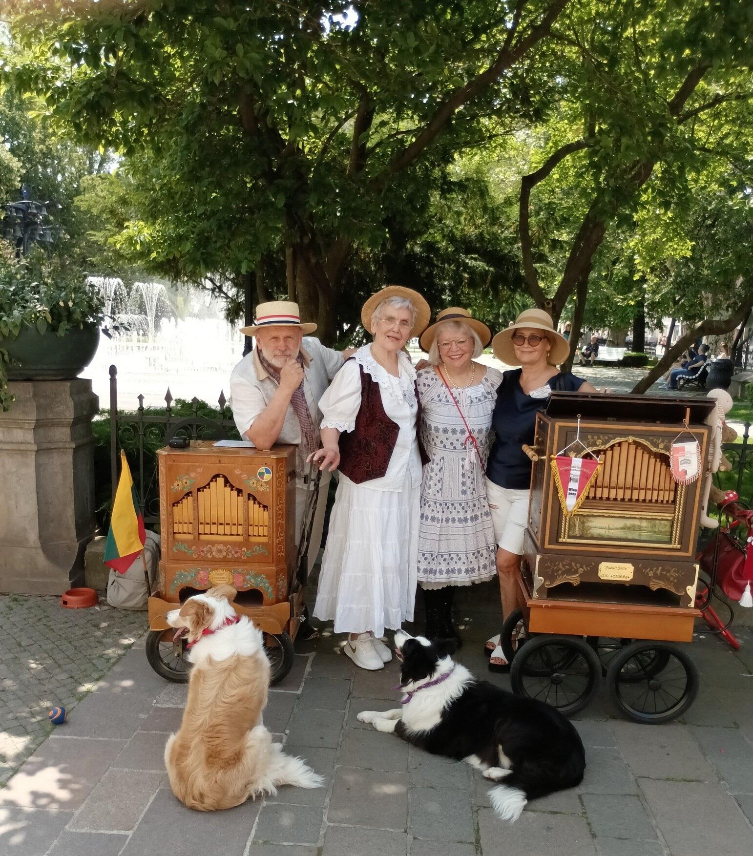 Komanda: ar pasirodytų Lietuvoje, ar svetur, ypatinga trijulė visada sulaukia aplinkinių dėmesio ir šypsenų.