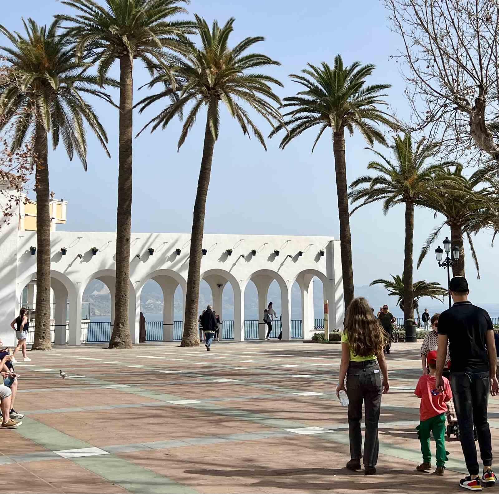 Vaizdas: populiariausias Nerchoje lankytinas objektas yra pasivaikščiojimas Europos balkone (Plaza de Balcón de Europa).