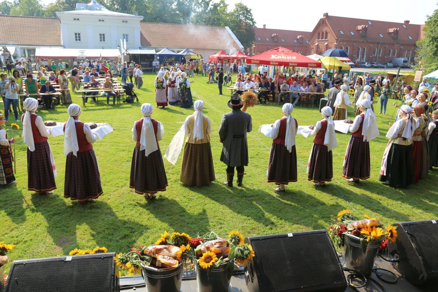Ištikimi: Kauno r. savivaldybė kartu su seniūnijų gyventojais, tęsdami senąsias tradicijas, kasmet rengia tradicinę šventę „Rudens sambariai“.