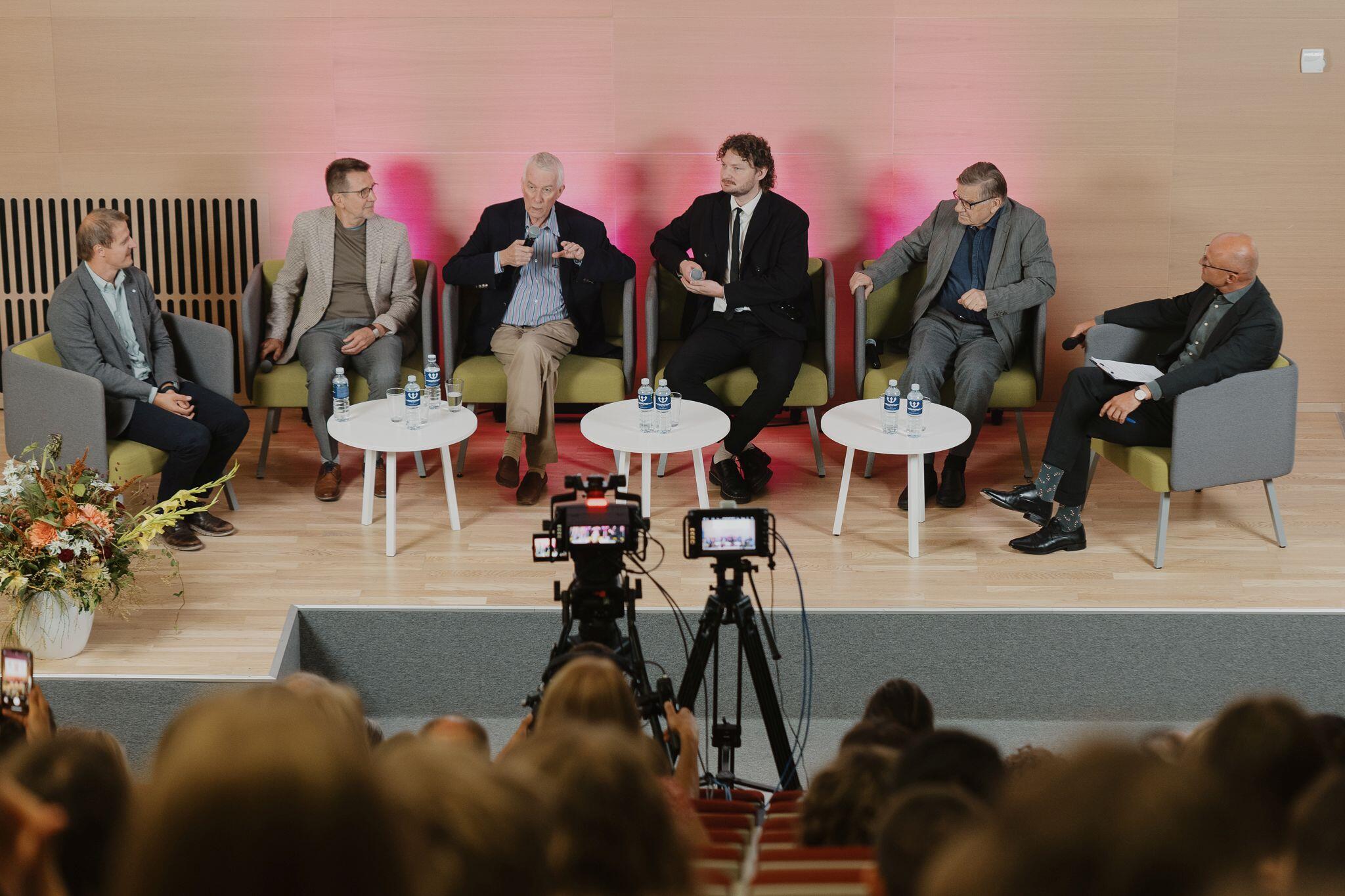 Forumas: Lietuvoje viešint Nobelio premijos laureatui, šalies mokslininkai susibūrė padiskutuoti apie biotechnologijų pažangą.