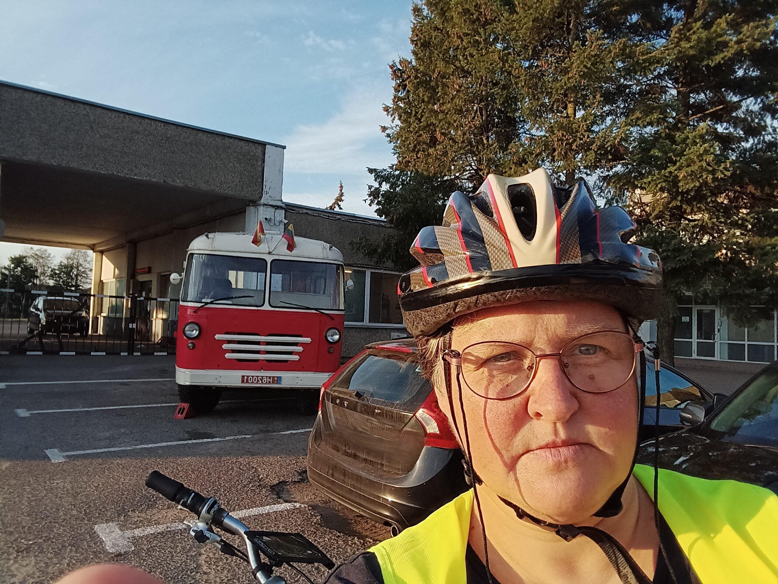 Ir pėsčiomis, ir dviračiu, ir autobusu