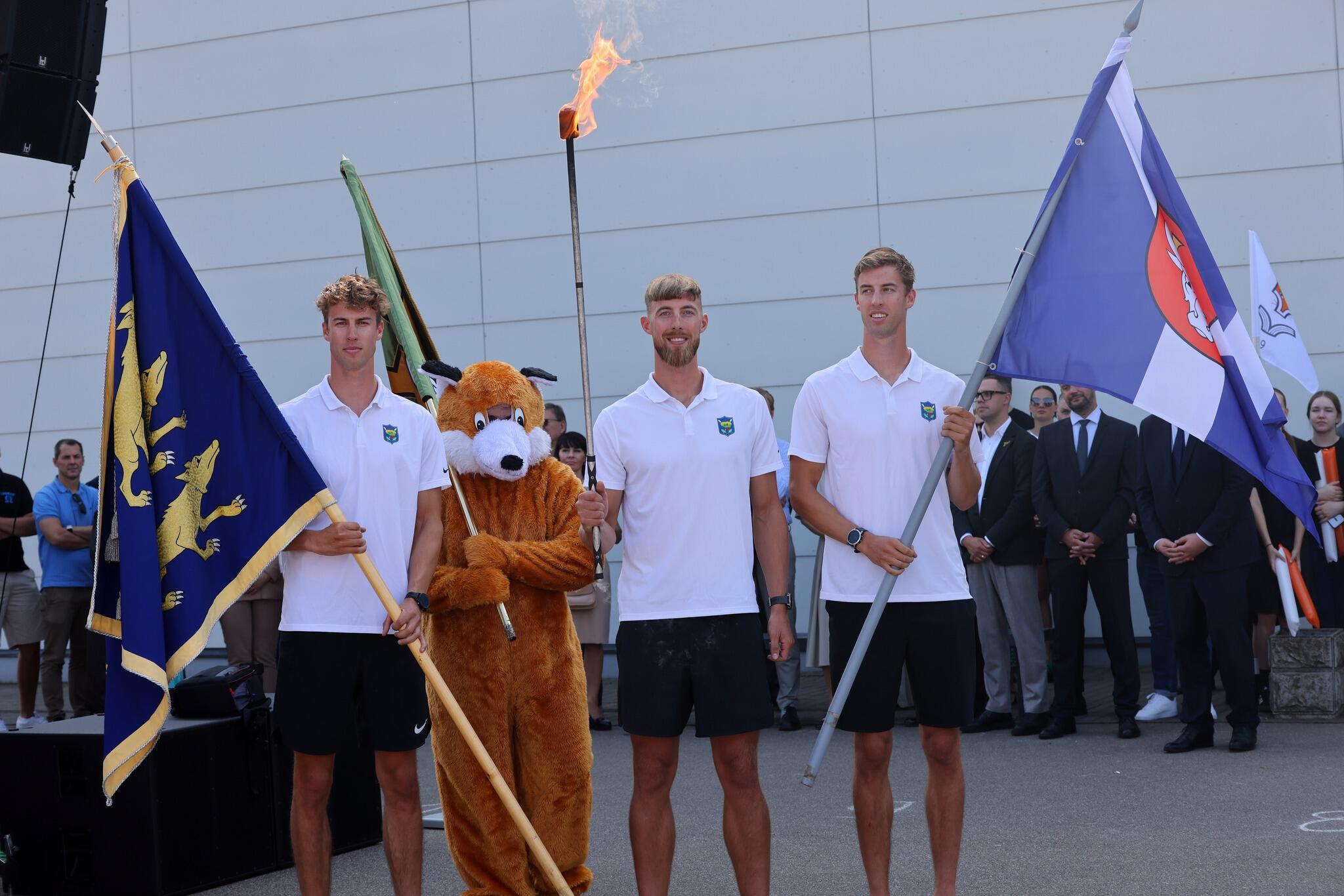 Misija: simbolinės ugnies uždegimas buvo patikėtas iš Lapių kilusiems irkluotojams broliams Domantui, Dovydui ir Povilui Stankūnams. 