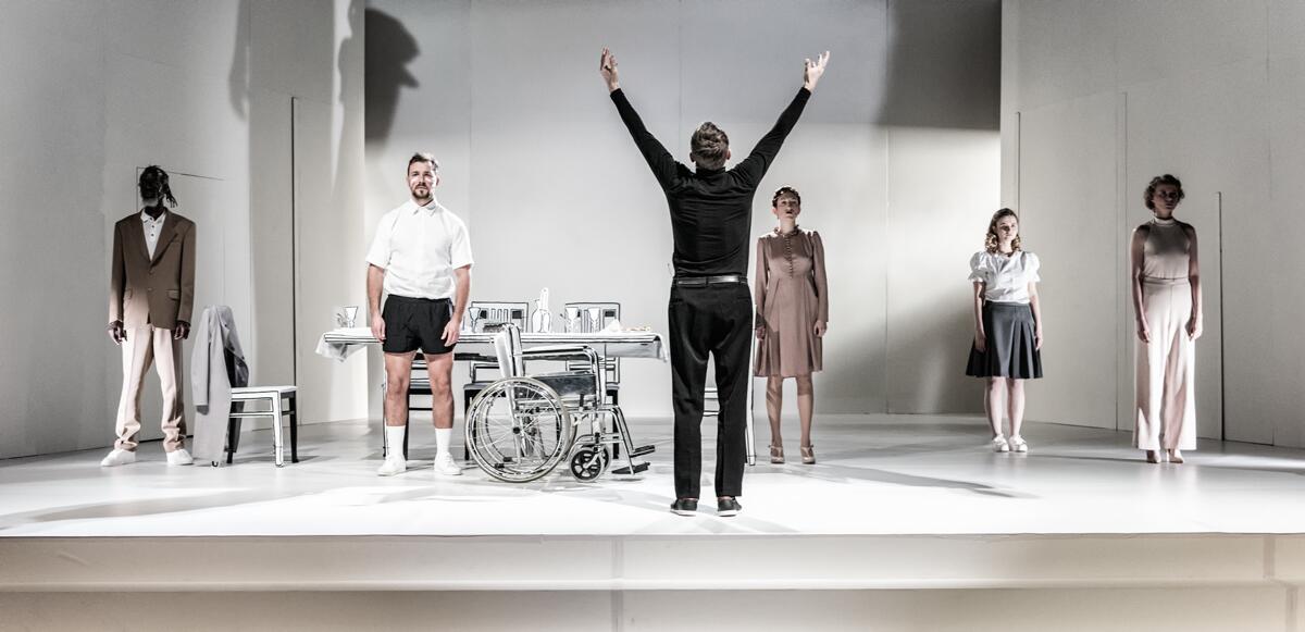 Aktualu: lenkų režisieriui teatras — ne savitikslis menas, bet diskusijų apie aštrias visuomenės problemas forma. Nuotraukoje – scena iš spektaklio „Mein Kampf“.