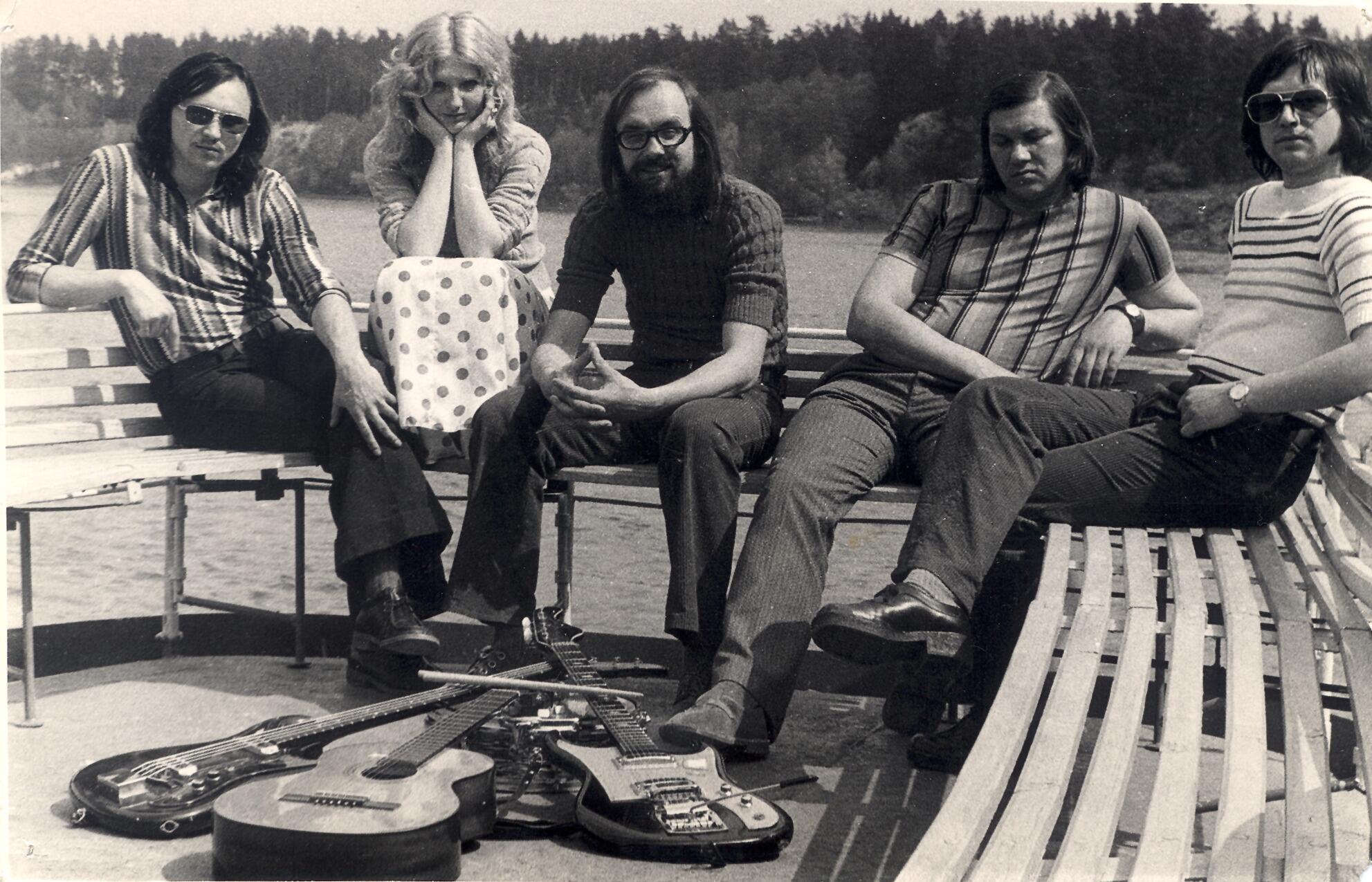 Etapas: prieš persikeliant iš Druskininkų į Vilnių.Viduryje – I .Ašakaitė, šalia jos dešinėje – M. Suraučius, 1975.