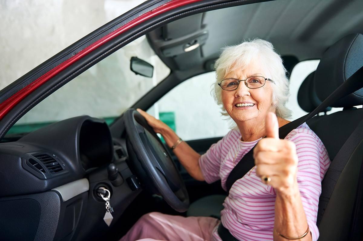 Požiūris: nors senoliai sulaukia kritikos dėl vairavimo, tačiau automobilis neretai užtikrina jų mobilumą.