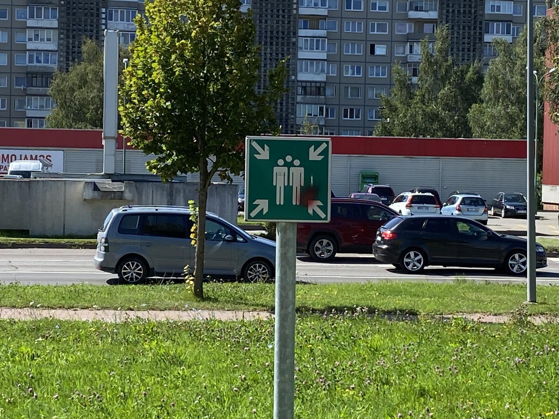 Neaiškumai: mažai klaipėdiečių žino, kad karo atveju teks traukti į vietas, kurios pažymėtos tokiu ženklu.