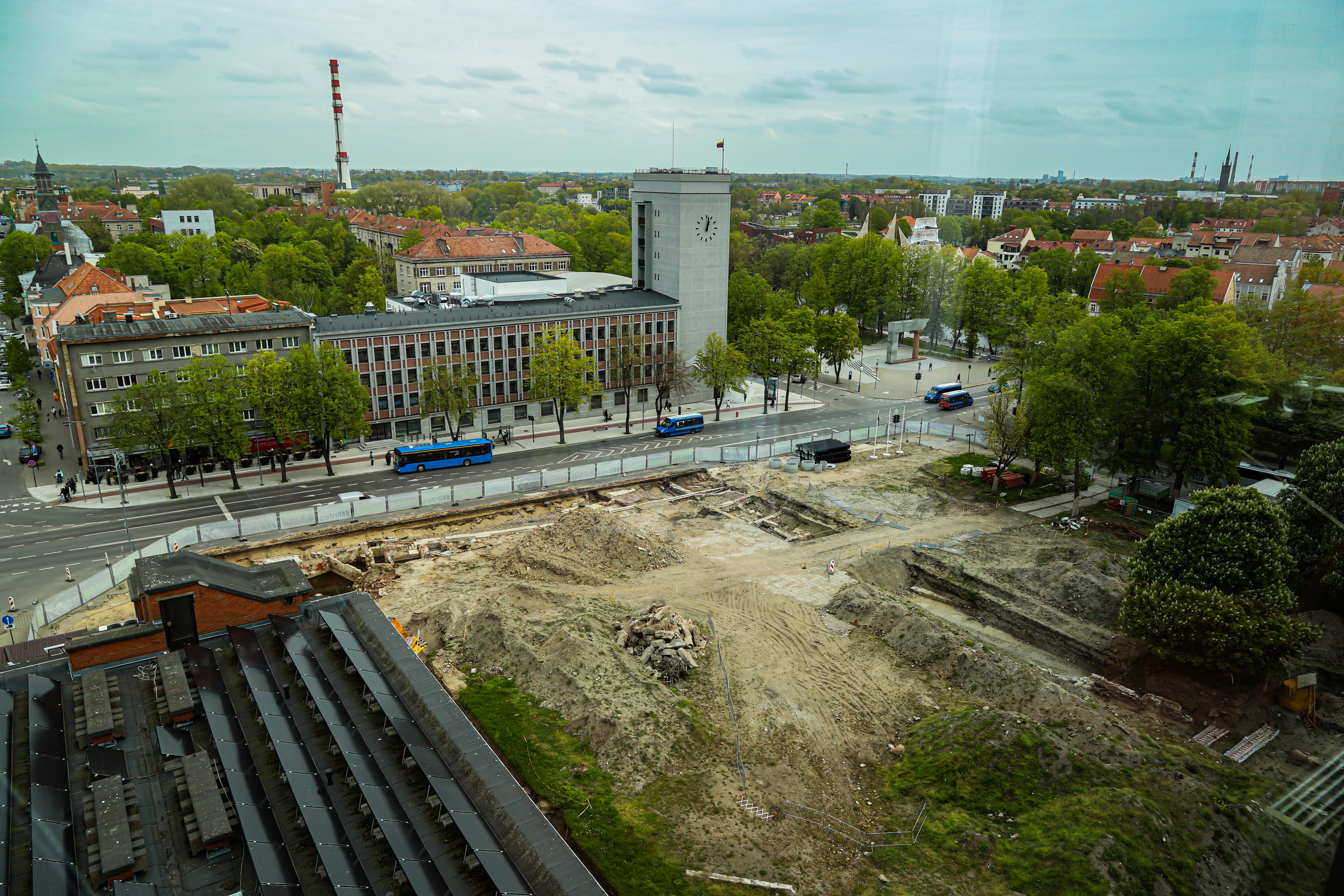 Išlaidos: lygiai prieš 10 metų už 44 tūkst. eurų buvo atlikta Atgimimo aikštės ir gretimybių raidos galimybių studija, kurios papildymas po metų kainavo dar beveik 5 tūkst. eurų.