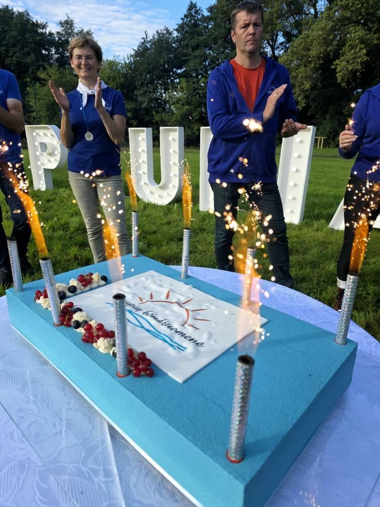 Tradicija: kasmet bendruomenė vaišinasi šventiniu tortu.