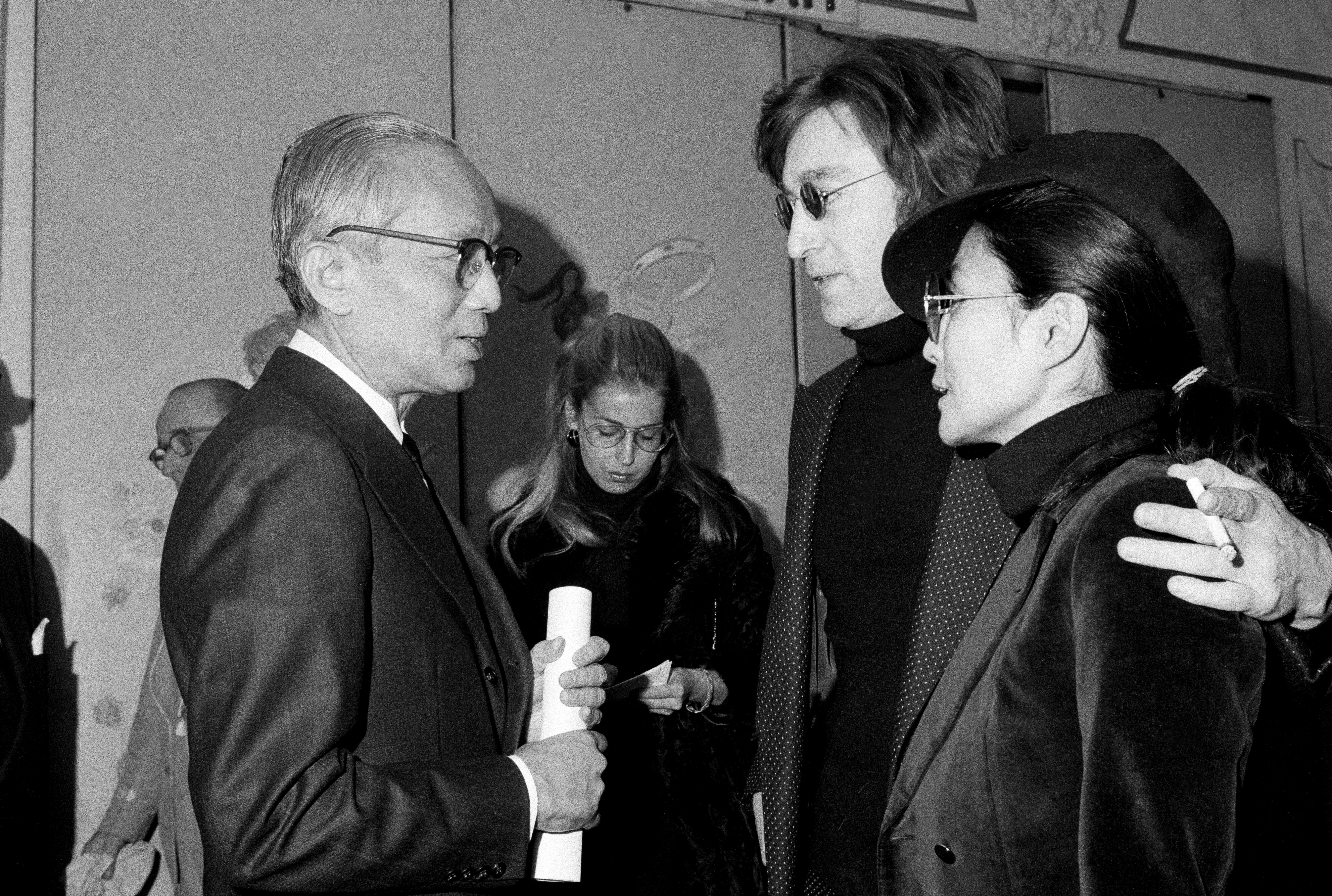 Žvaigždės: šioje nuotraukoje kartu su Johnu Lennonu ir Yoko Ono įamžintas U Thant ėjo JT generalinio sekretoriaus pareigas nuo 1961 iki 1971 m. Jo palaikų grąžinimas į tėviškę suteikė progą Mianmaro režimo oponentams išreikšti savo politinę poziciją.