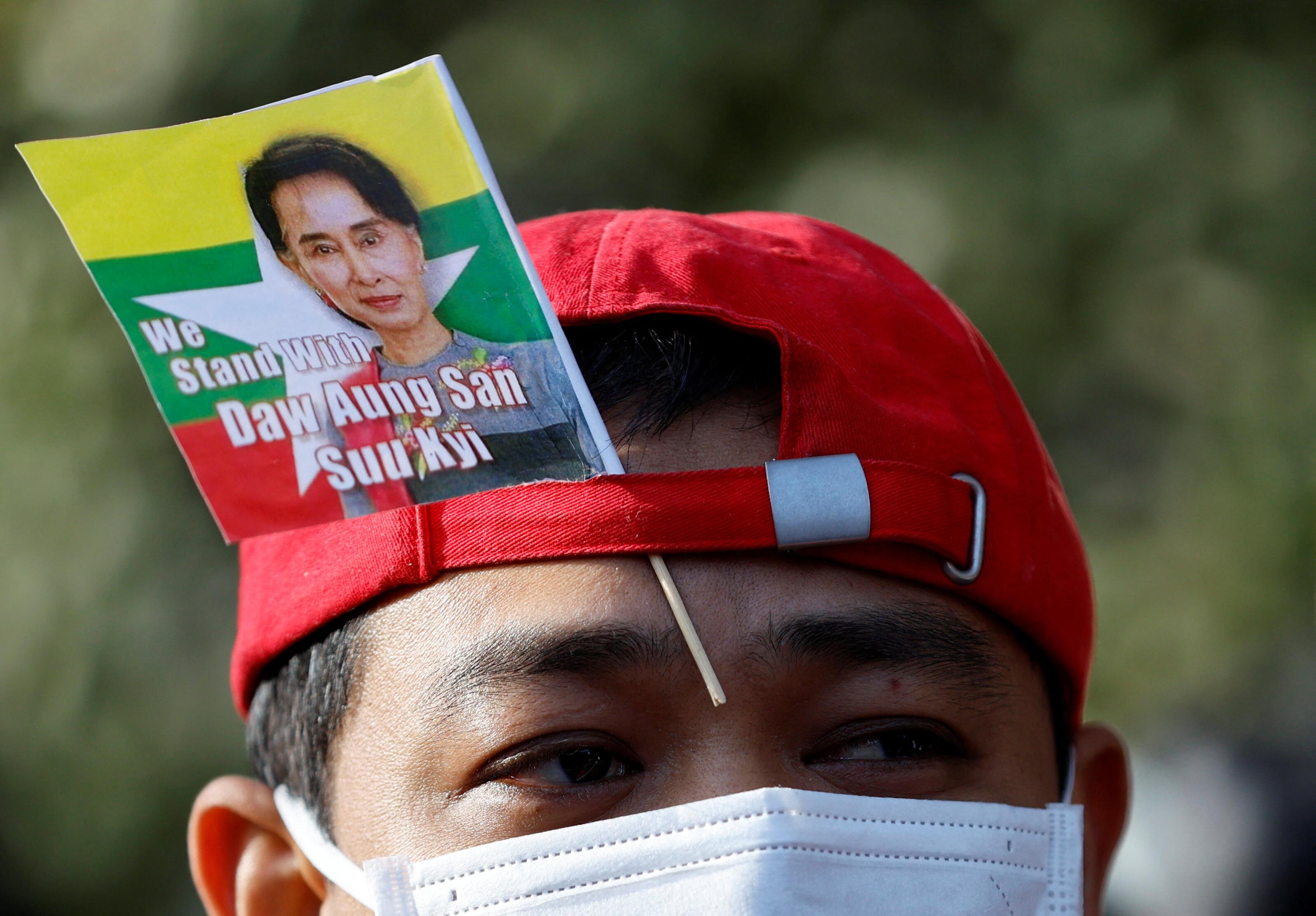 Politikė: Nobelio taikos premijos laureatė Aung San Suu Kyi pastaruosius tris dešimtmečius buvo bene pati žymiausia Mianmaro atstovė pasaulyje. Ji iškilo per 1988 m. vasaros protestus ir vėliau porą dešimtmečių praleido įkalinta namų arešto sąlygomis.