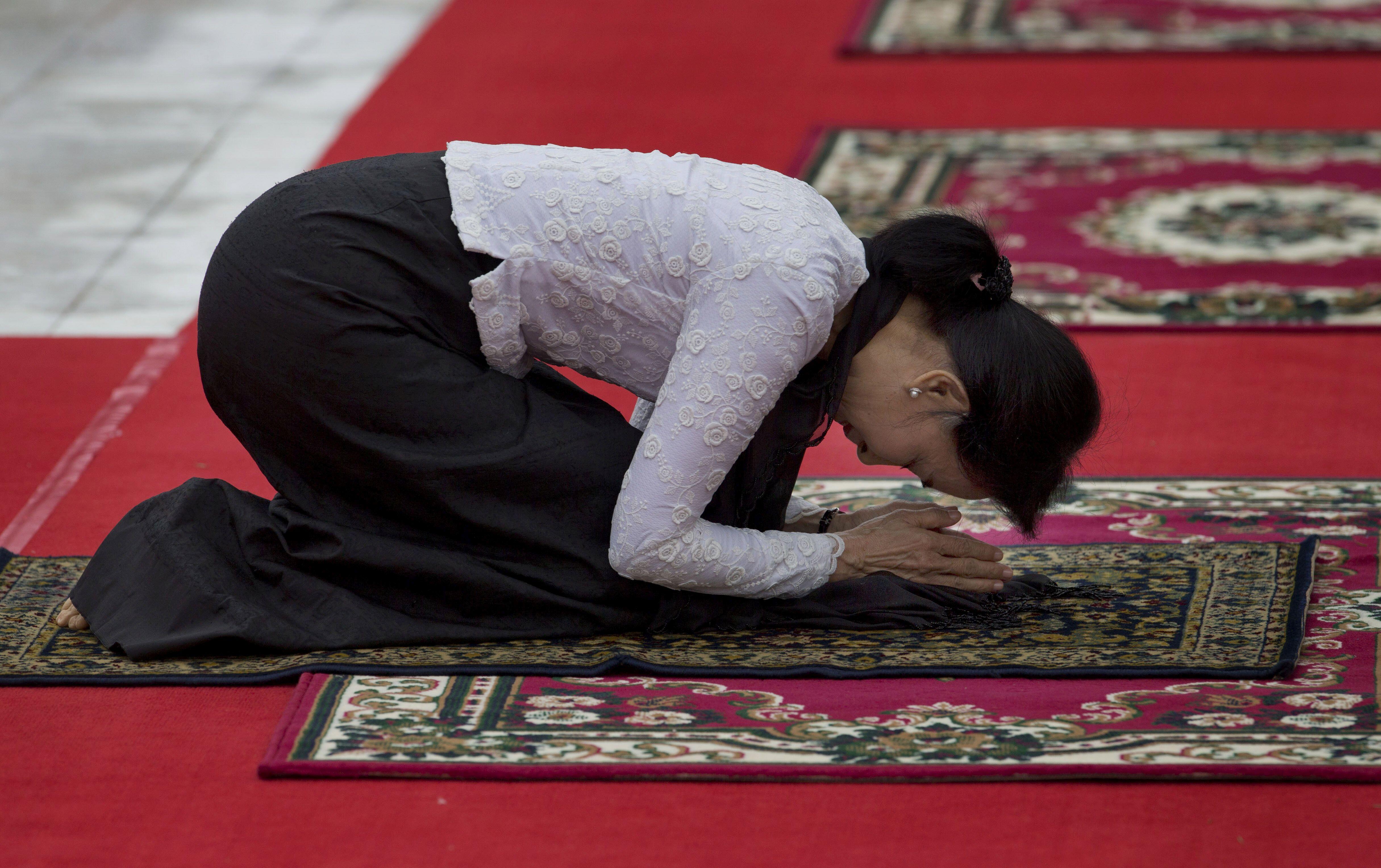 Malda: Aung San Suu Kyi atiduoda pagarbą savo tėvui, kuris buvo nužudytas 1947 m. vasarą, likus keliems mėnesiams iki nepriklausomybės paskelbimo.