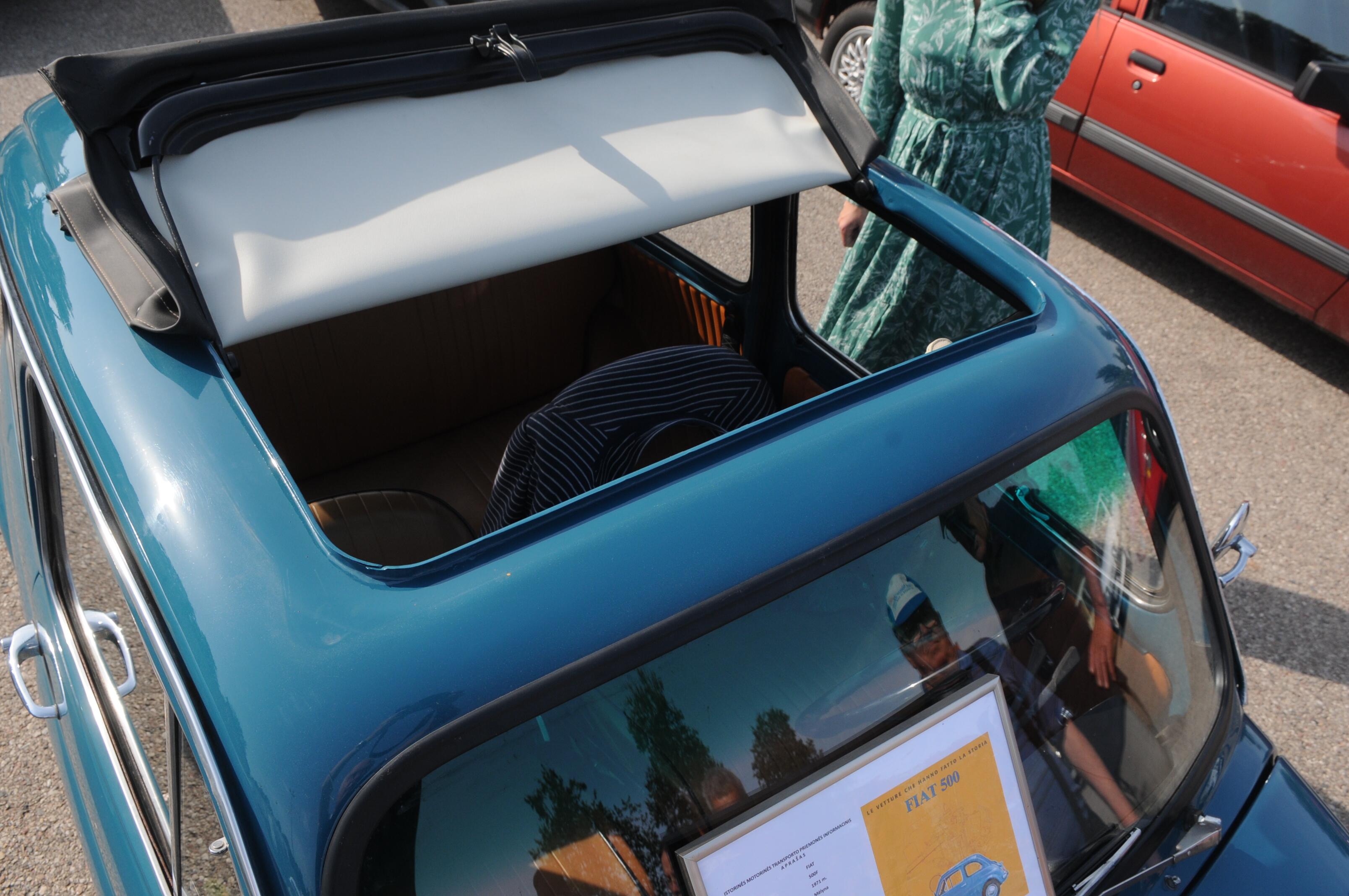 Išeitis: į šį „Fiat 500“ mažylį, ko gero, lengviau įlipti per stogą nei pro dureles.