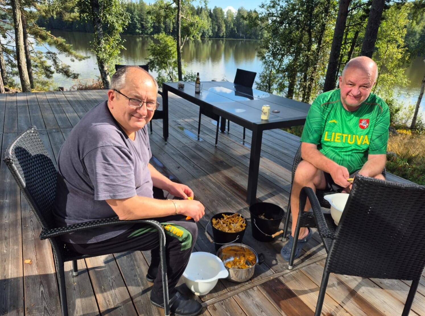 Gamtoje: pasak V. Jaciko (kairėje), bičiuliai spėjo Tamperės apylinkėse ir lydekų pagaudyti, ir pagrybauti.