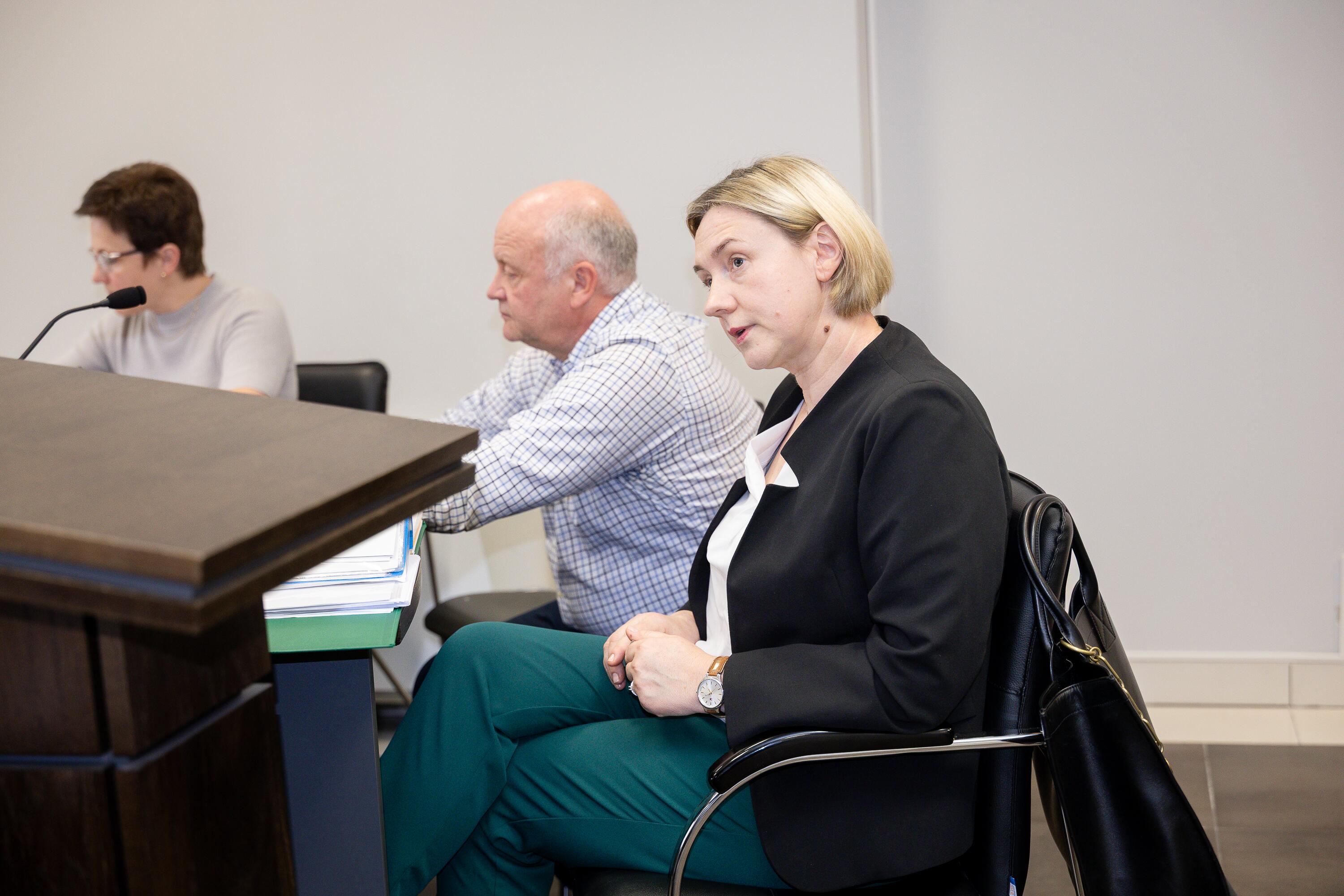 Argumentai: V. Pavalkienė pripažįsta, kad tam tikro laikotarpio žymekliai ir jų plokštelės yra sunaikintos, bet abejoja, kad būtent sunaikintais žymekliais buvo prabuojami „Auksedos“ gaminiai.