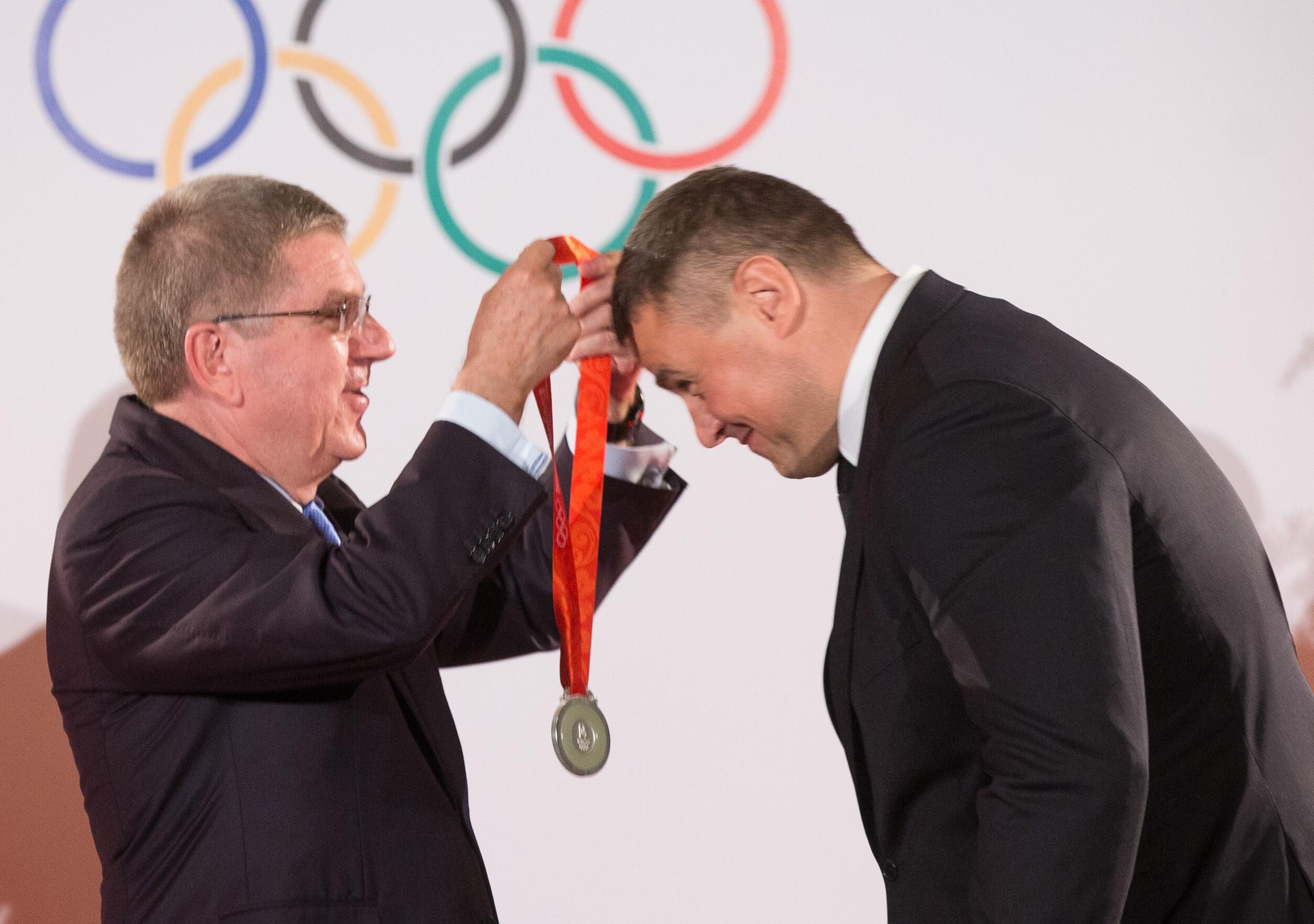 Pasveikino: 2017-aisiais M. Mizgaičiui olimpinį 2008-ųjų sidabro medalį įteikė tuo metu TOK vadovavęs Th. Bachas.