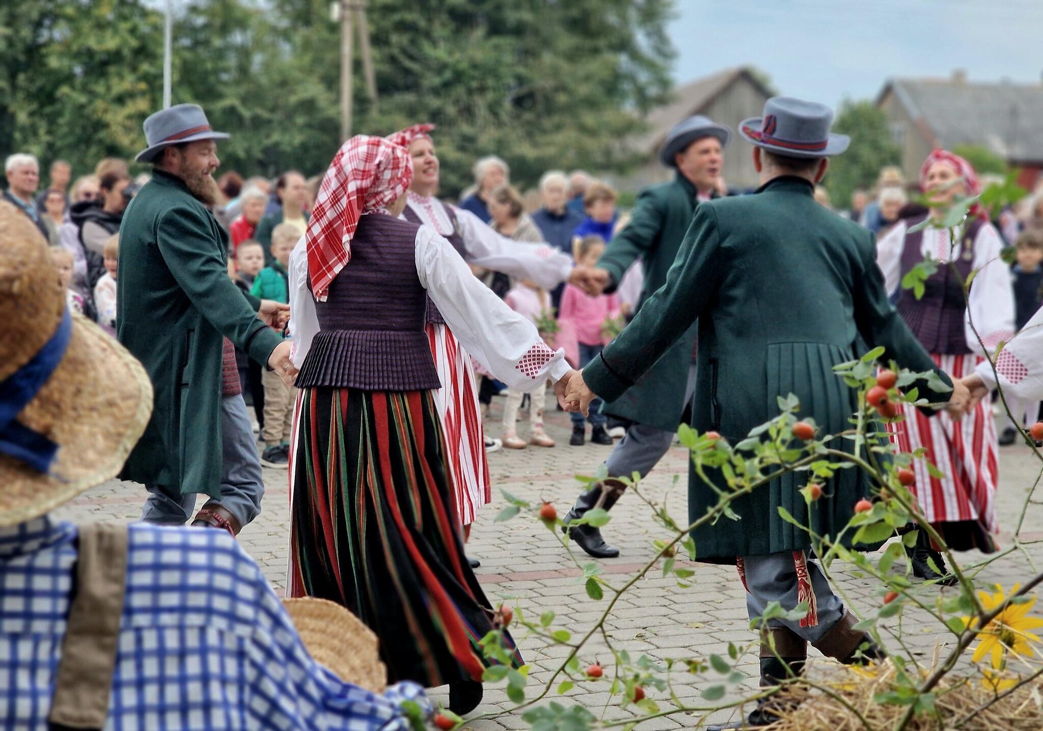 Šokiai: darbėniškiai šeštadieniais ir sekmadieniais važiuoja į turgų, o šokiams jie paskyrė praėjusį saulėtą ketvirtadienį.