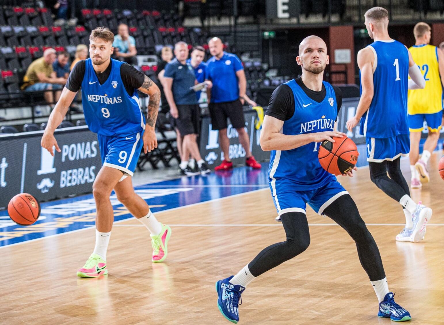 Įsižaidęs: „Neptūno“ naujokas A. Velička (dešinėje) V. Garasto taurės turnyro finale atliko 10 rezultatyvių perdavimų.