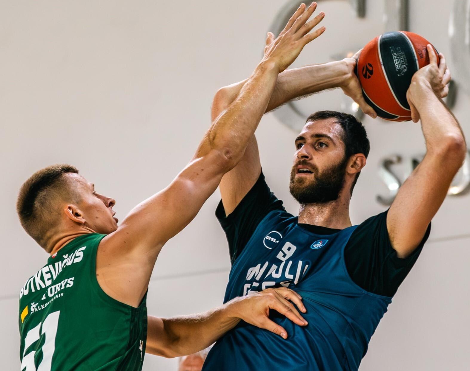 Varžovai: žalgirietis A. Butkevičius (kairėje) ir „Anadolu Efes“ vidurio puolėjas G. Papagiannis vėl susitiks gruodžio 17-ąją Eurolygoje.