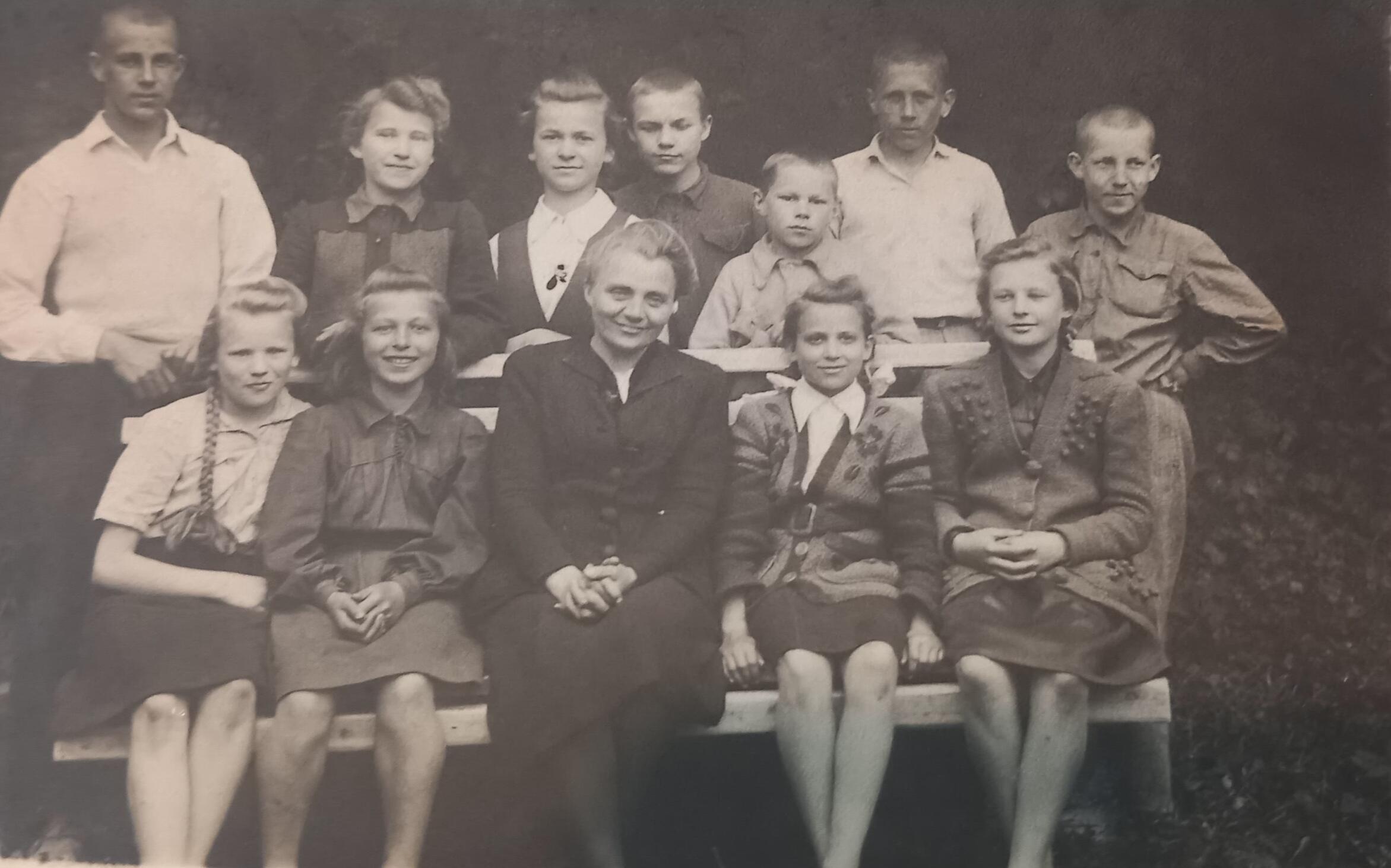Akimirka: 1948-ieji. Trečioje klasėje – P. Vaitkus stovi viršuje, antras iš dešinės.